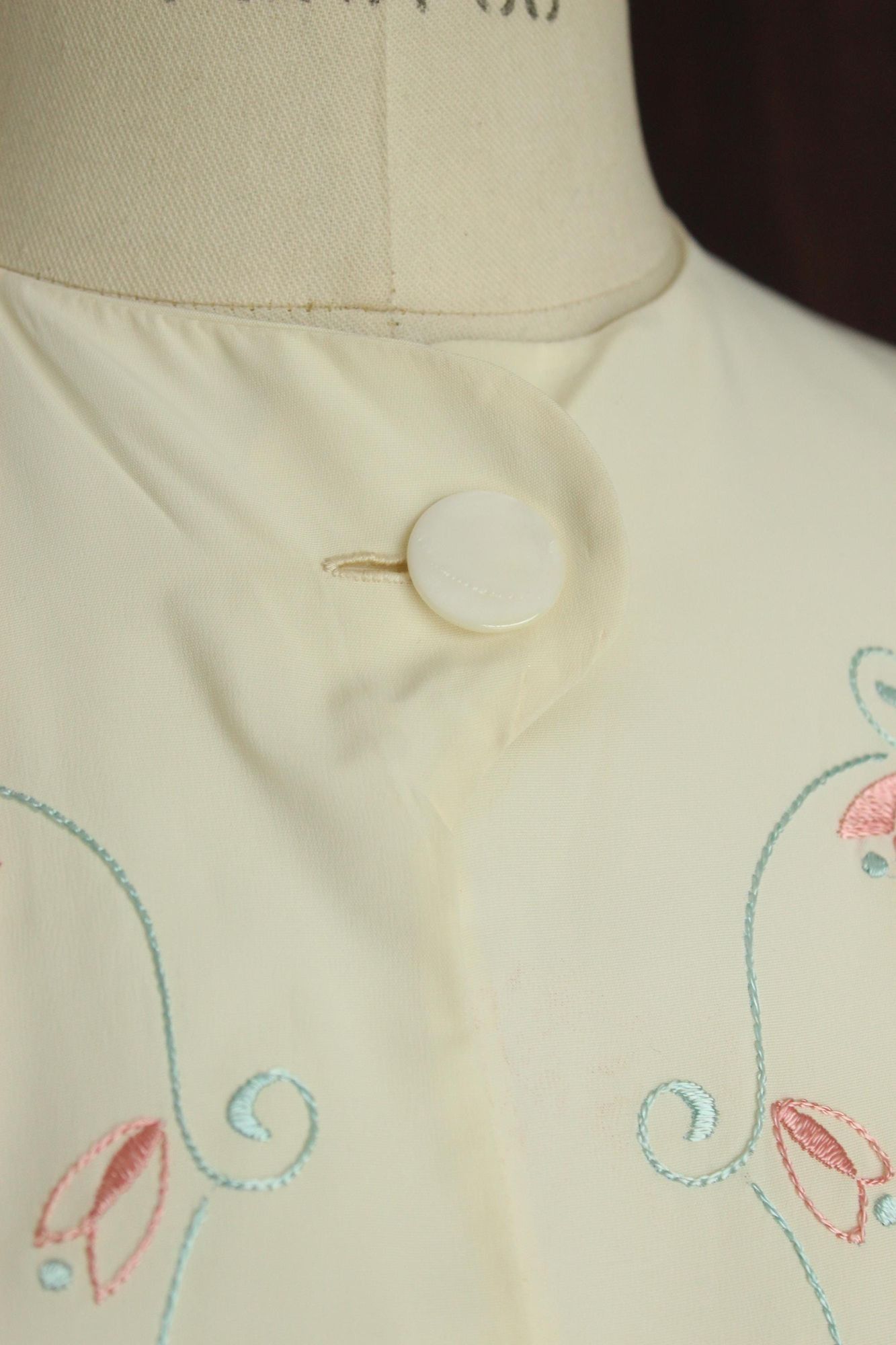 Vintage Vintage 1940s Bed Jacket, Winter White Rayon with Blue and P Size ONE SIZE - 10 Thumbnail