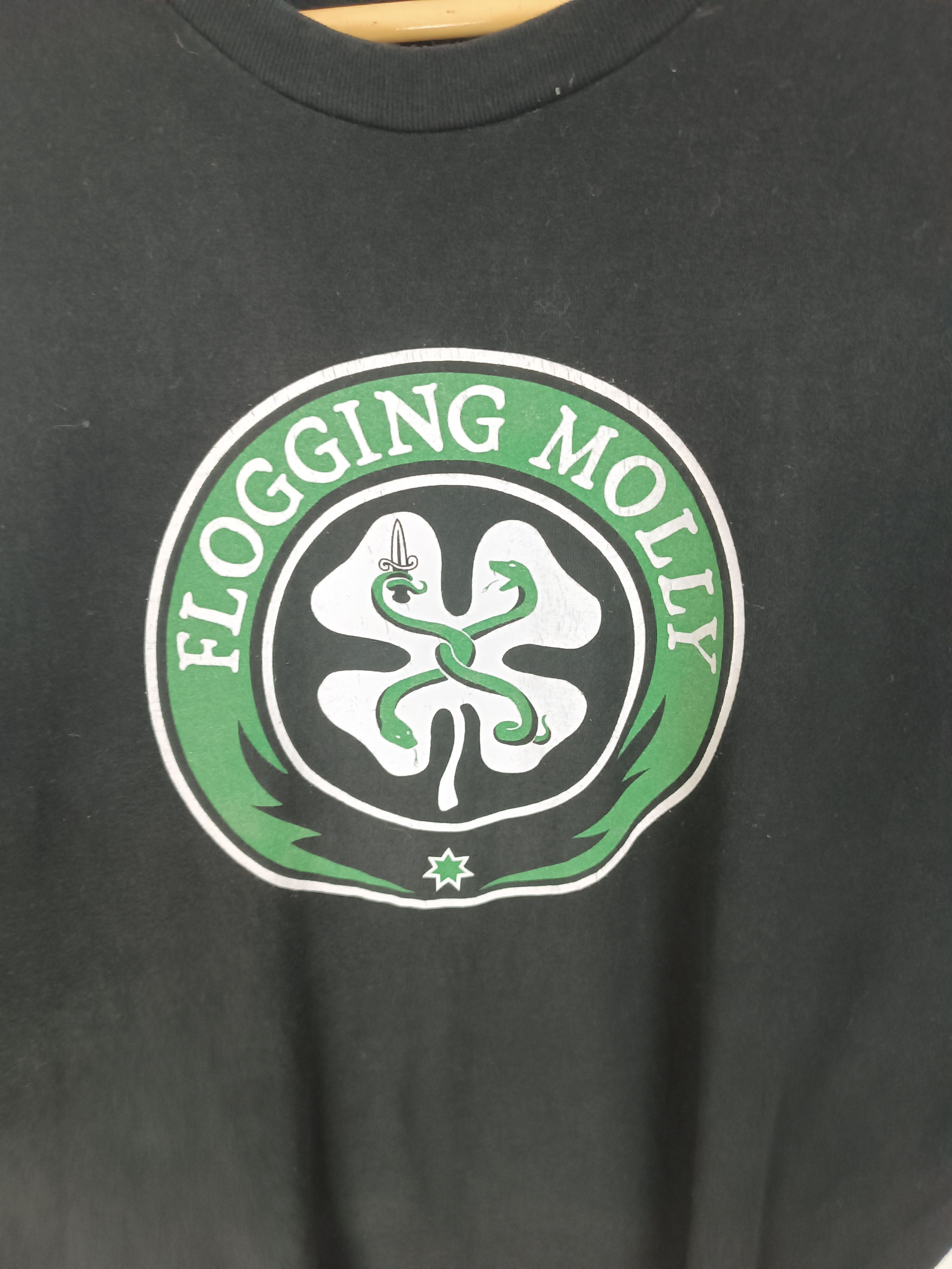 Band Tees VINTAGE FLOGGING MOLLY CELTIC PUNK IRISH LOGO TEE Size US L / EU 52-54 / 3 - 9 Thumbnail