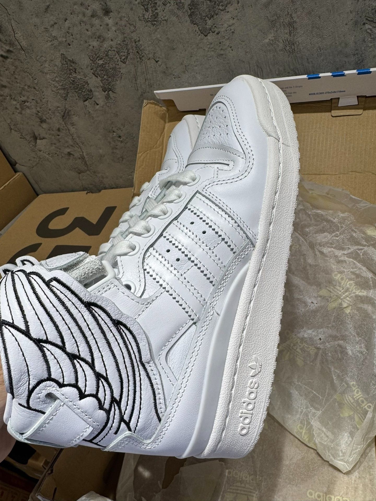 Adidas Adidas White Lowtop Sneakers 37 Men Size US 5 / EU 37 - 1 Thumbnail