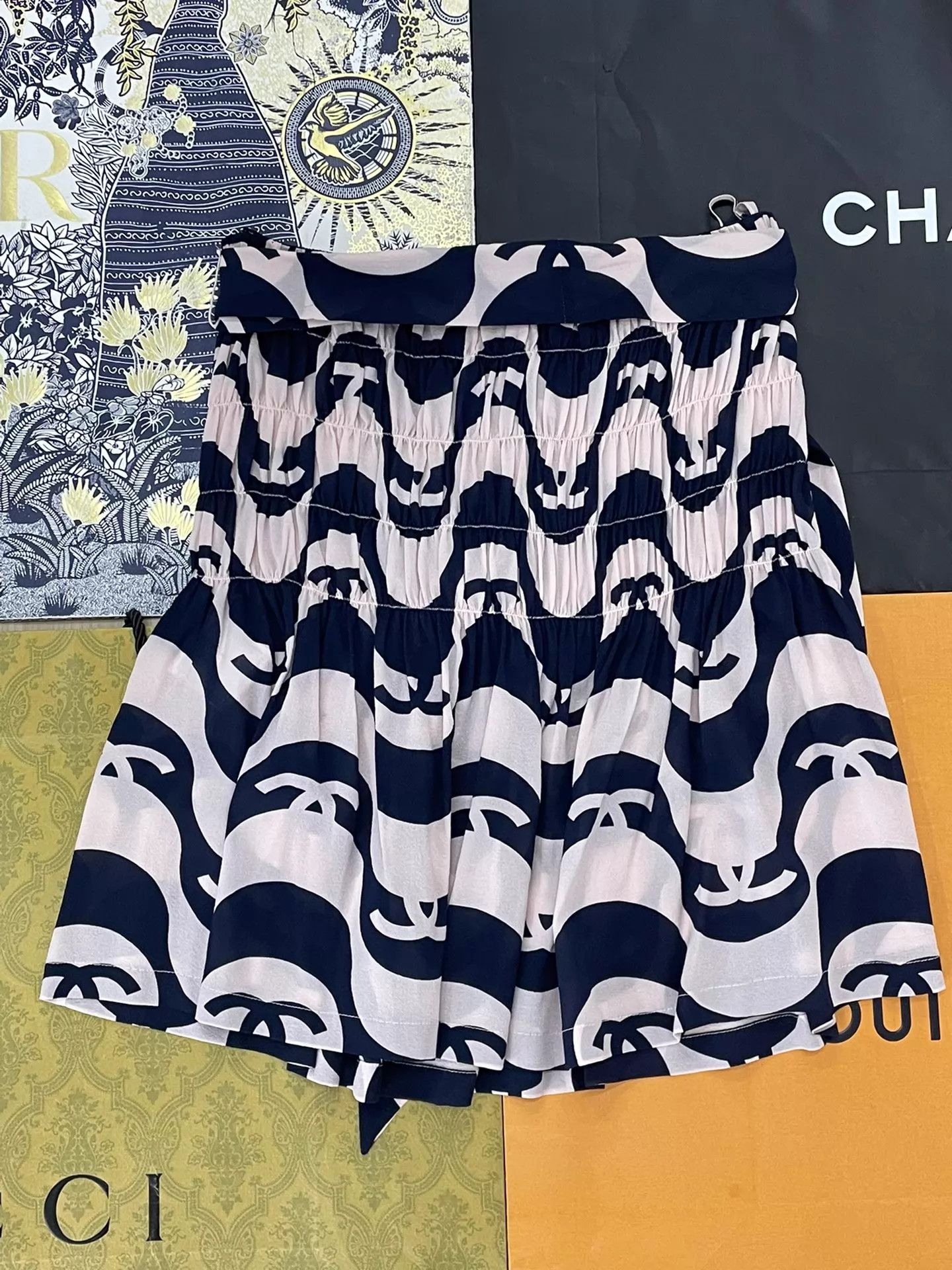 Chanel Chanel Blue & Pink Wave Print Silk Skirt Size 36 Size 26" / US 2 / IT 38 - 3 Thumbnail