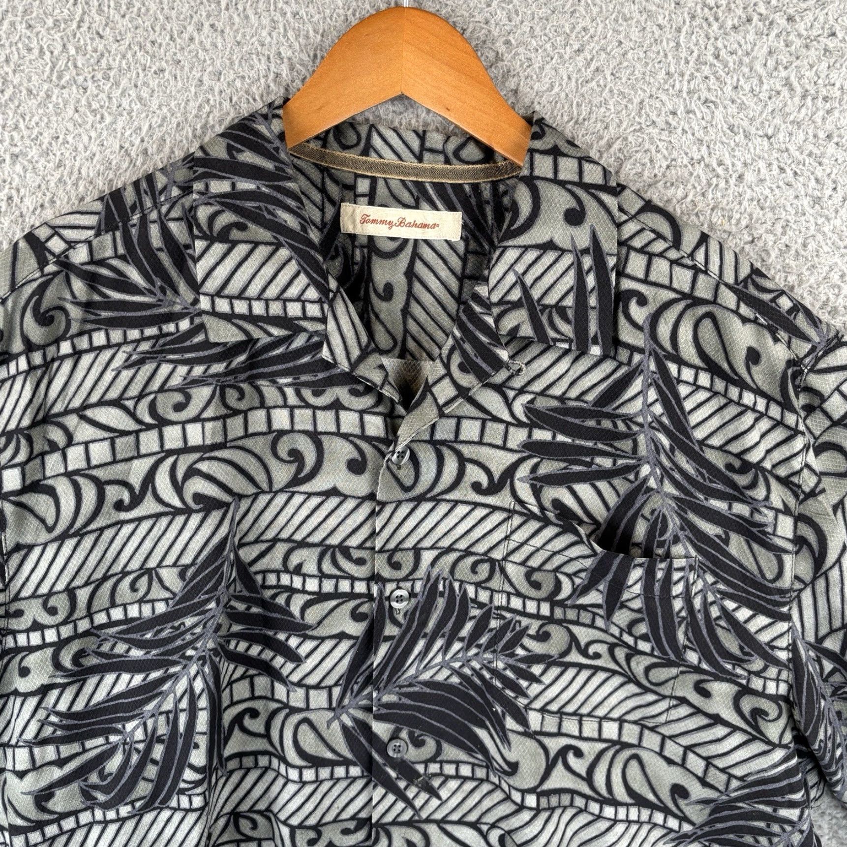 Tommy Bahama Tommy Bahama Silk Camp Shirt Mens Large Black Floral Beach Hawaiian Loop Collar Button-Up Short Sleeve Beach Mens L Black Silk Camp Shirt Size US L / EU 52-54 / 3 - 2 Thumbnail