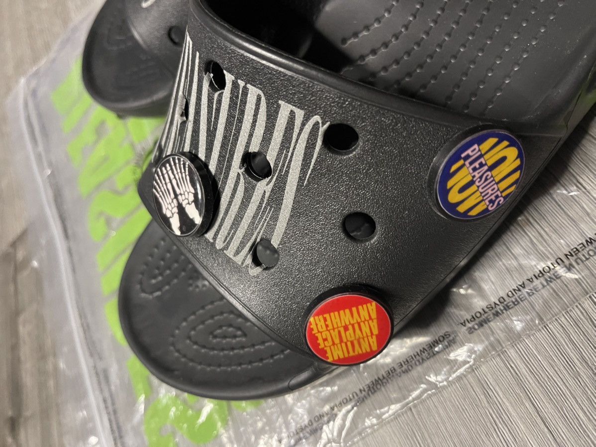 Crocs × Pleasures Pleasures Crocs Slides Size US 10 / EU 43 - 4 Thumbnail
