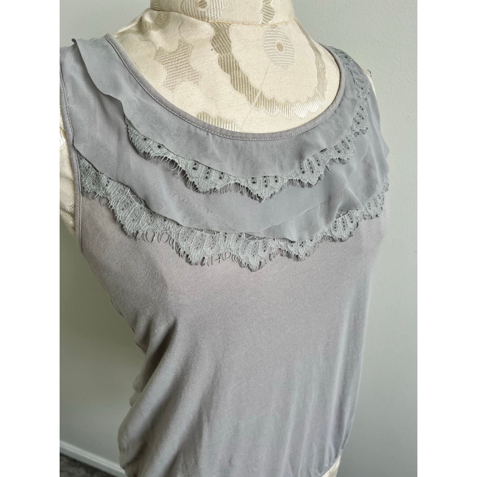 Loft Ann Taylor Loft Sleeveless Blouse with Ruffle Detailing XS Size XS / US 0-2 / IT 36-38 - 2 Thumbnail
