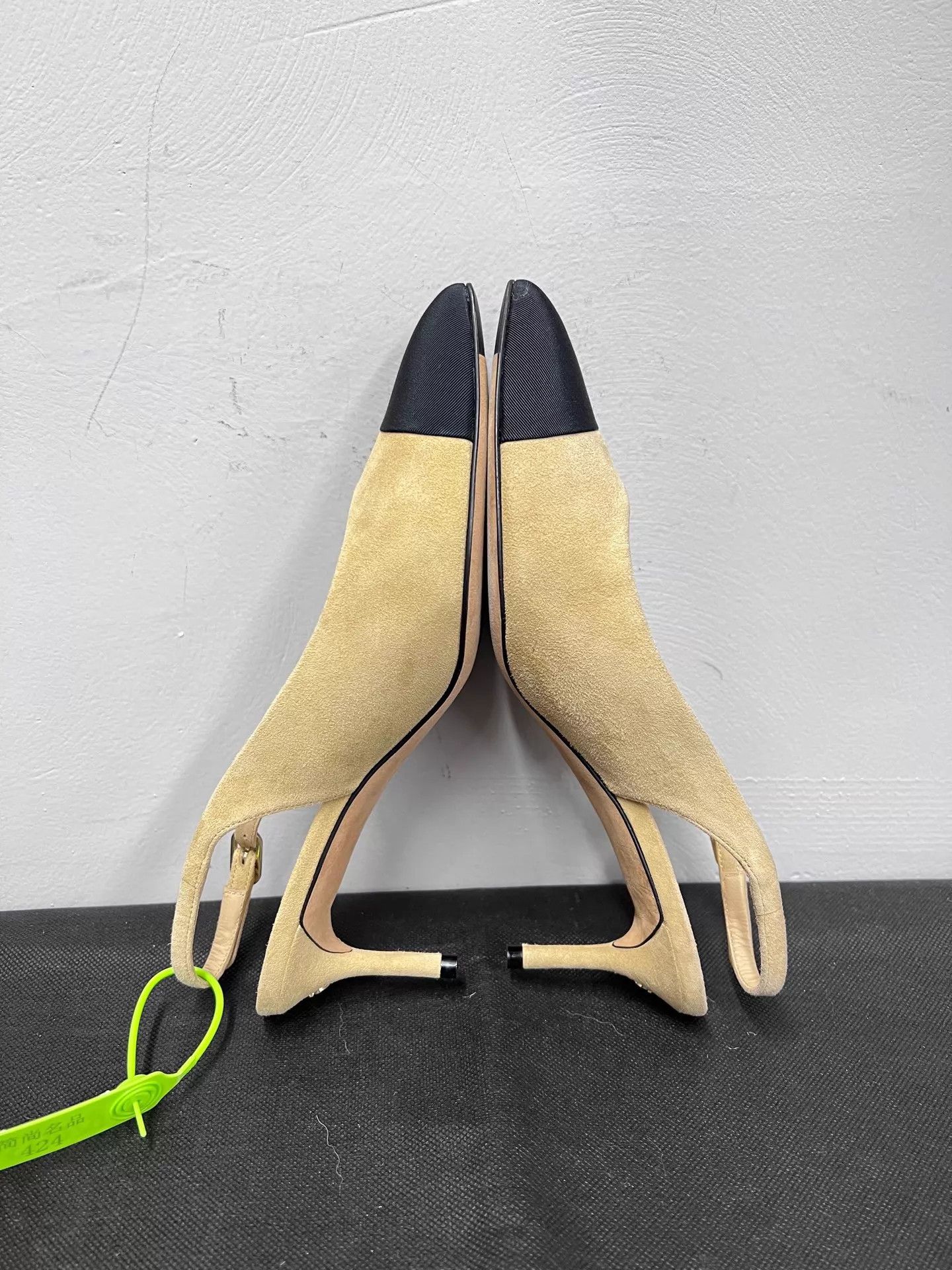 Chanel Chanel CC Logo Cream Black Suede Heels 38.5 Perfect Size US 8 / IT 38 - 5 Thumbnail