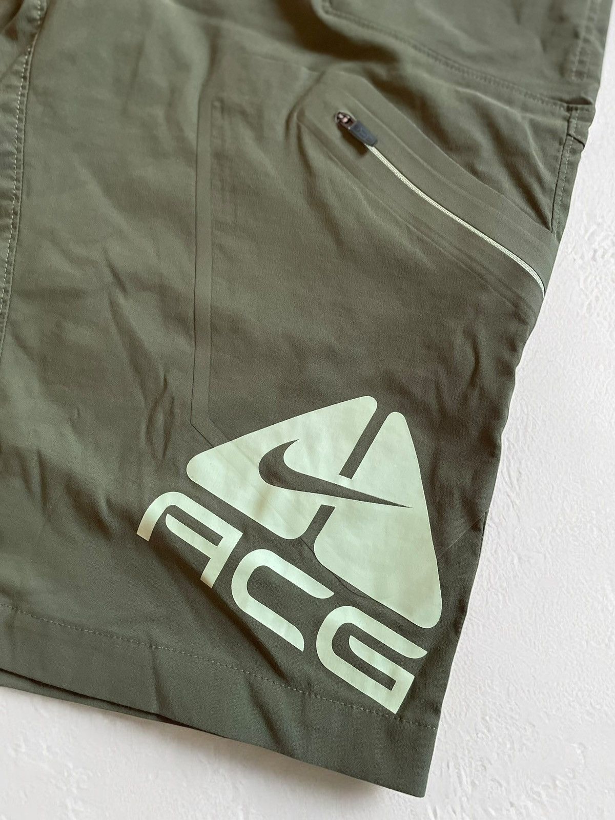 Nike ACG × Vintage OFFER!🫵🏻 NIKE ACG BIG LOGO CARGO POCKE SHORTS BERMUDA VINTAGE Size US 34 / EU 50 - 2 Thumbnail
