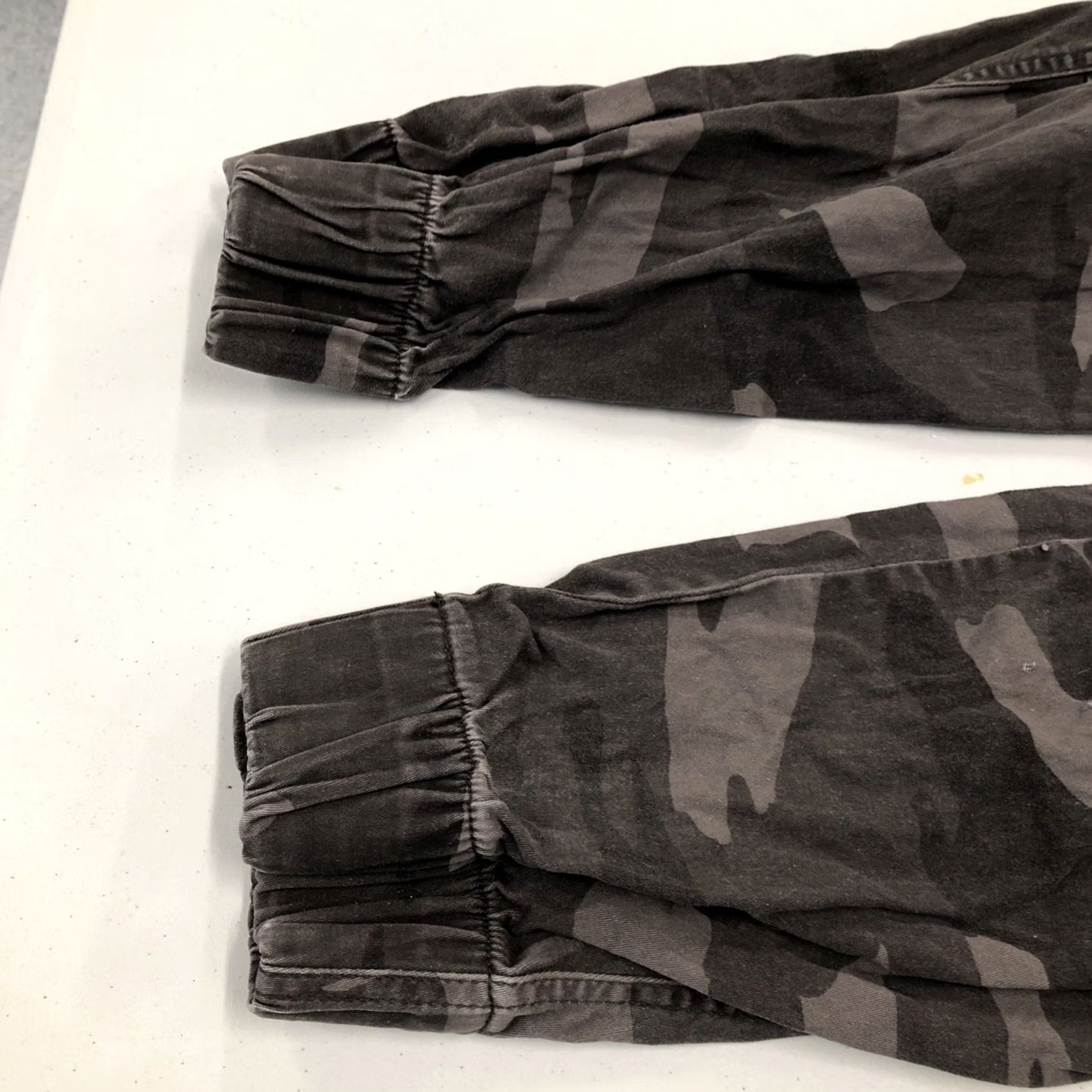 Vintage PLUGG JEANS CO. MENS GREEN CAMO CARGO Pants Size 36x29 Tapered Elastic Hem Size US 36 / EU 52 - 4 Thumbnail