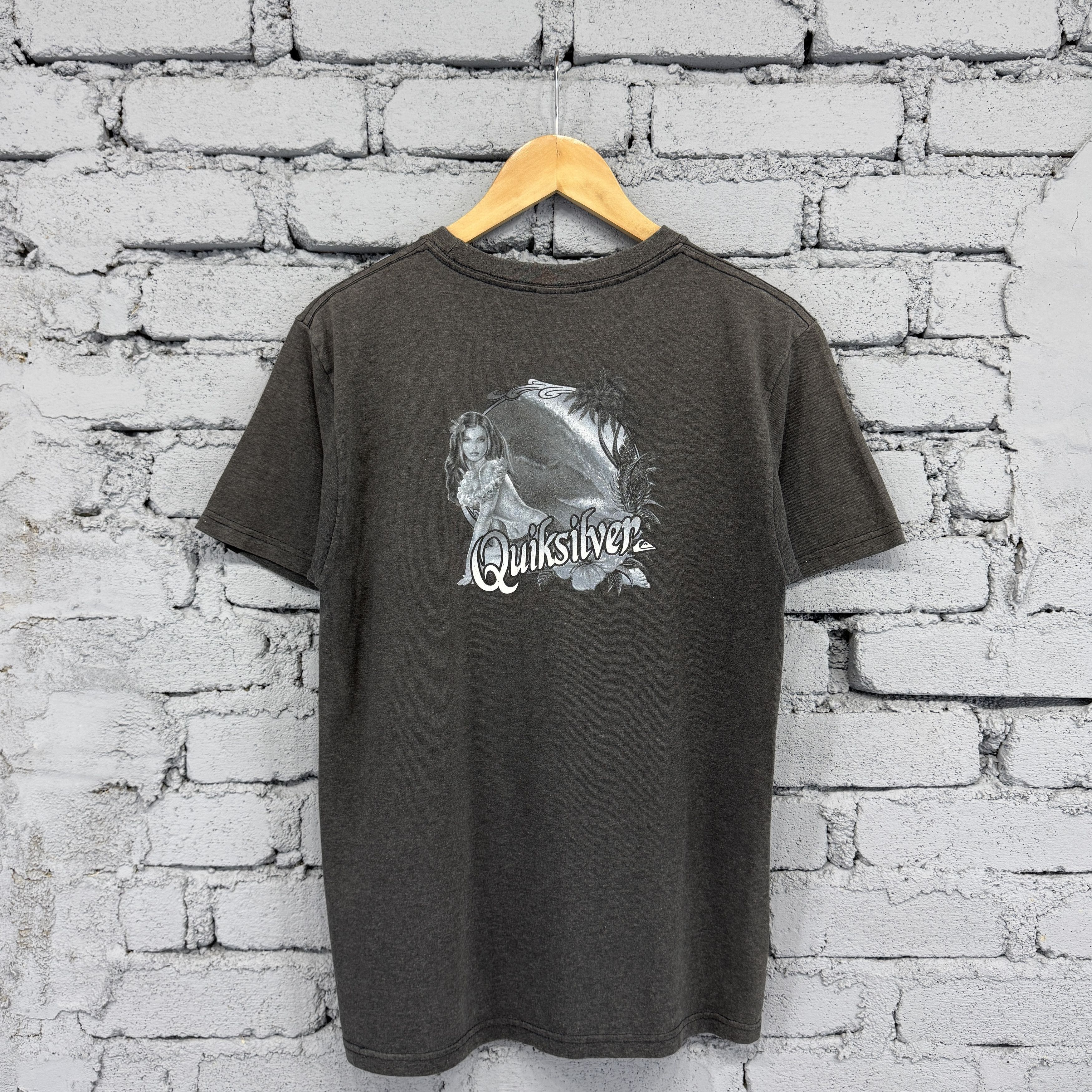 Vintage Vintage Quiksilver Sexy Women Surfing Sunfaded Tshirt Size US S / EU 44-46 / 1 - 1 Thumbnail
