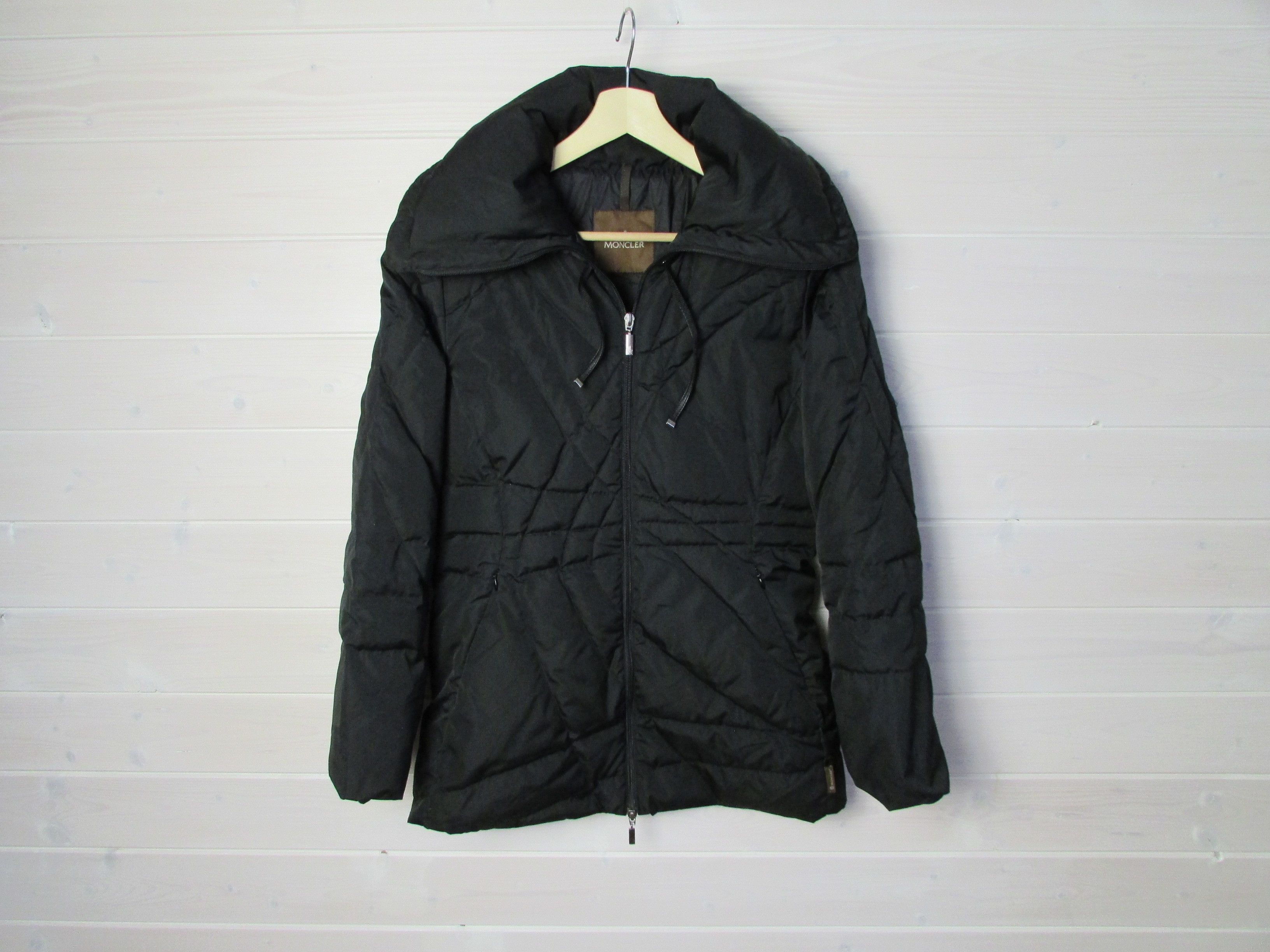 image of Moncler Women's Down Jacket Vintage in Black (Size Medium)