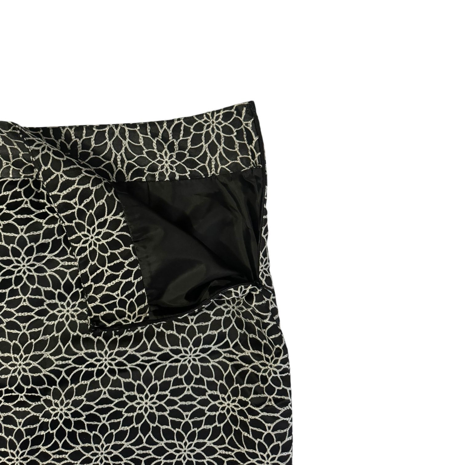 Ann Taylor Ann Taylor Skirt Black with White Floral Stitched Pattern 8 Size 30" / US 8 / IT 44 - 4 Thumbnail