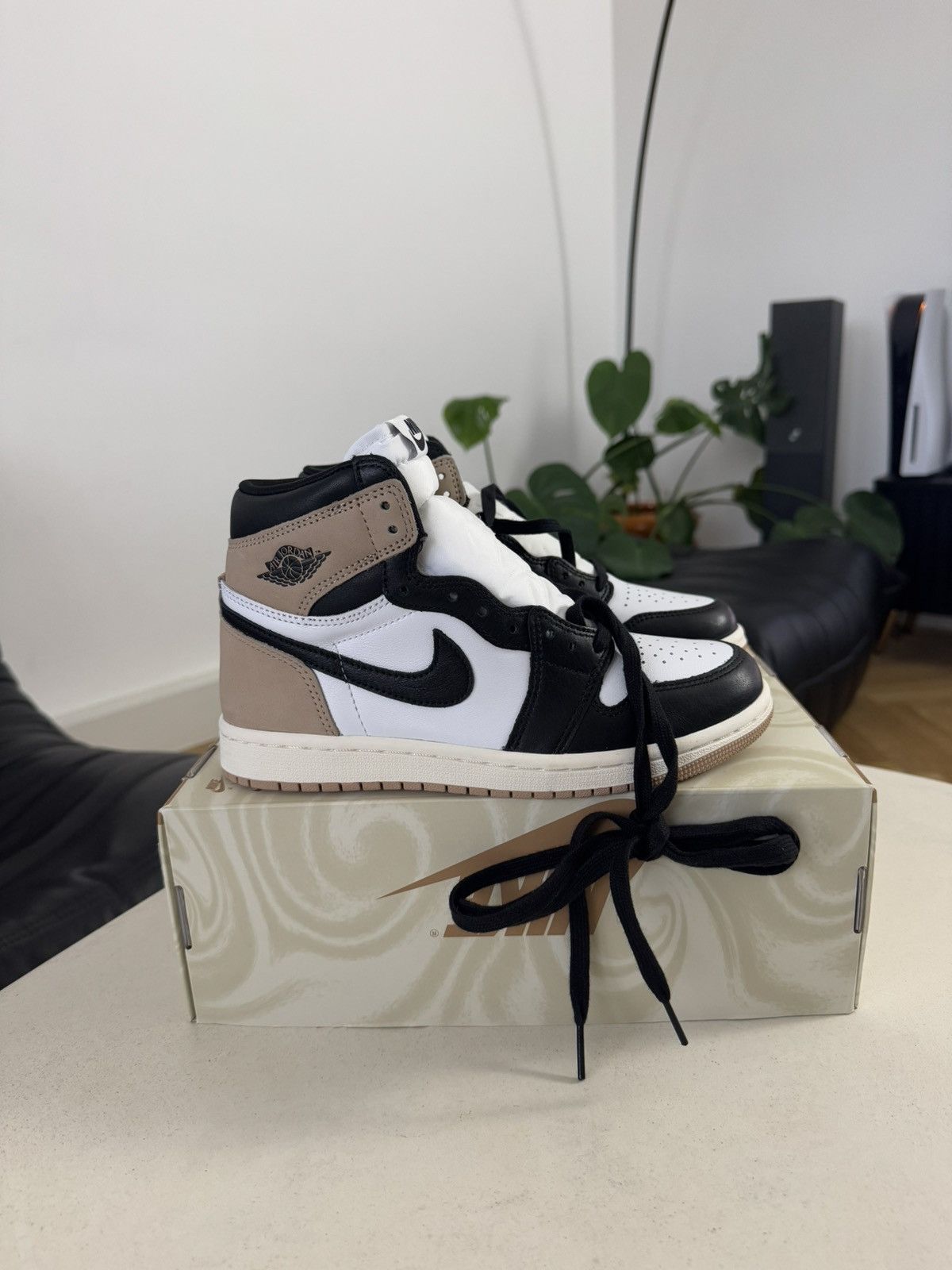 Nike Air Jordan 1 Retro High OG Latte Mocha Hi Top Sneakers