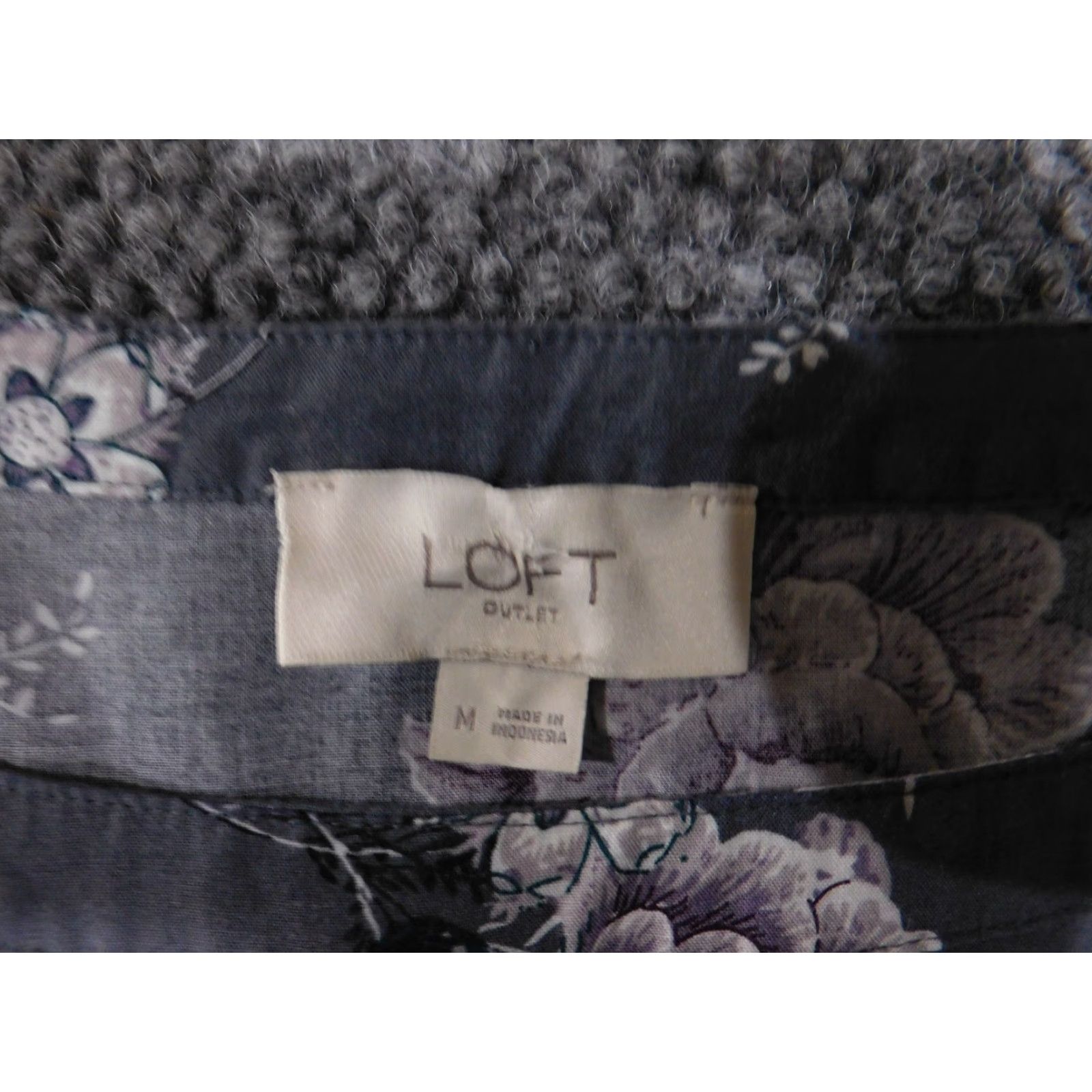 Loft LOFT Blouse Womens M Floral Henley Long Sleeve Gray Rayon Casual Shirt Womens Regular M Gray Floral Henley Long Sleeve LOFT Blouse Easter? Size M / US 6-8 / IT 42-44 - 4 Thumbnail