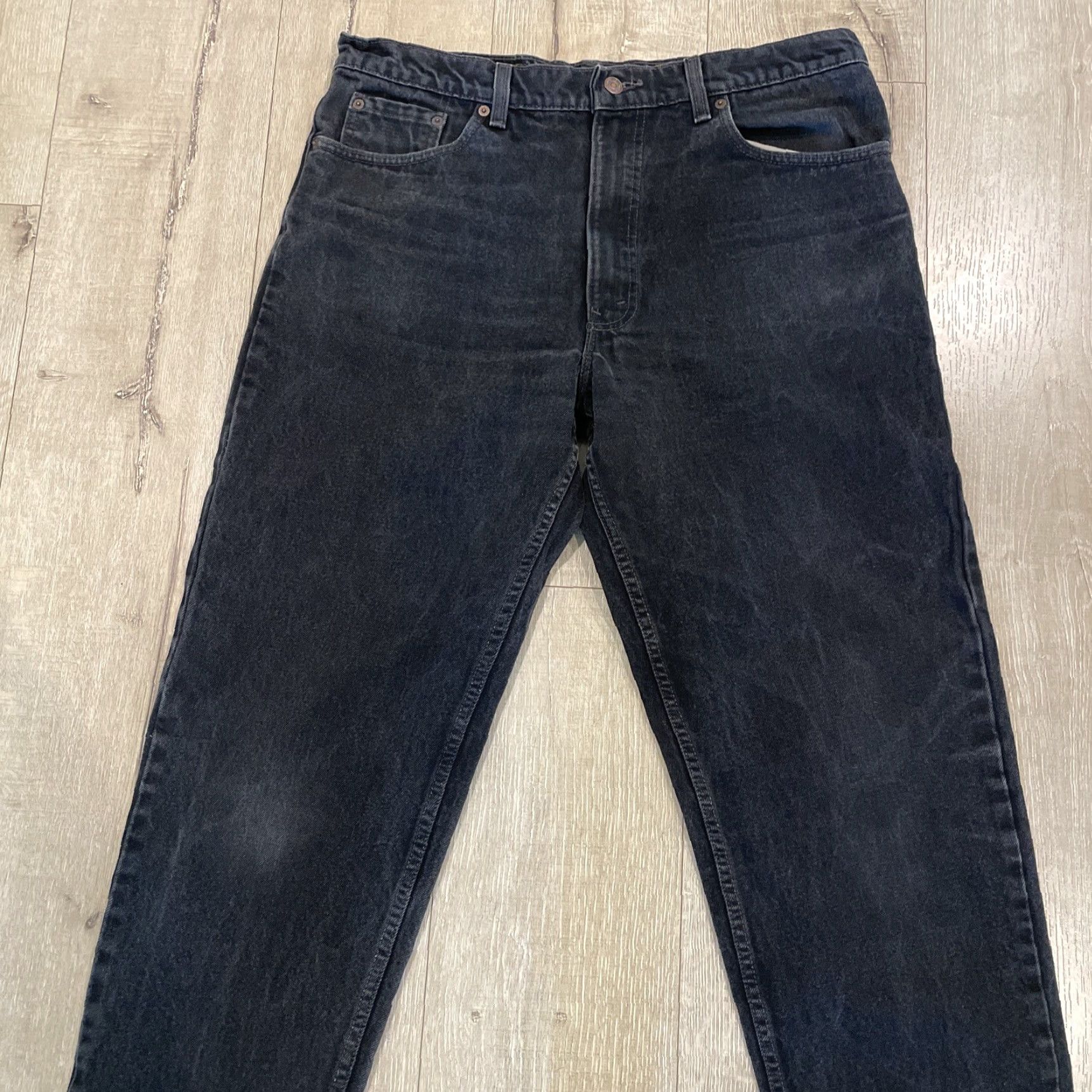 Levi's VINTAGE Levi's 550 Jeans - Relaxed Tapered Dark Black - 38x31 (W37L) - 90s USA Distressed Denim - Mens/Unisex Adults Size 26" / US 2 / IT 38 - 3 Thumbnail