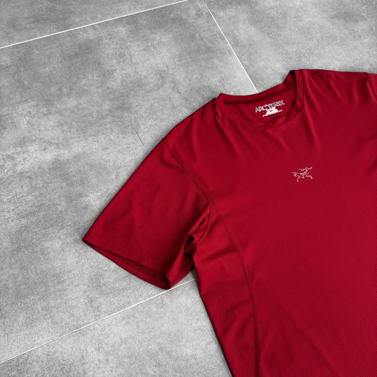 Arc'teryx Vintage Arc'teryx Arcteryx Reflective Logo Y2K Red T-Shirt Size US L / EU 52-54 / 3 - 4 Thumbnail