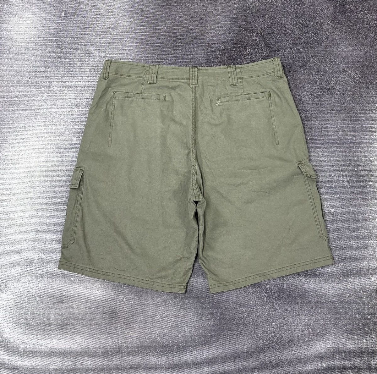 Vintage Vintage Wrangler USA Relaxed Fit Khaki Green Cargo Shorts Size US 38 / EU 54 - 2 Thumbnail