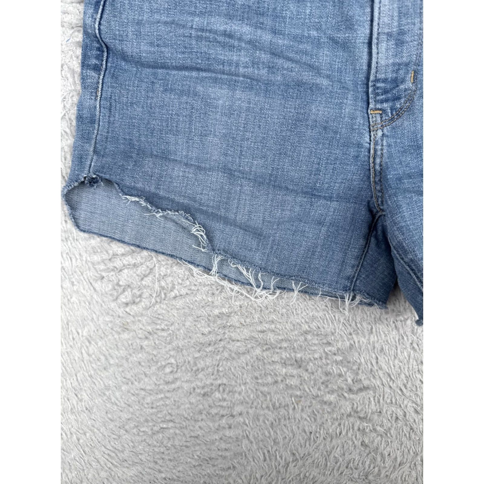 Levi's Levi's Women's Classic Straight Jean Shorts Blue Denim 27x3 Mid Rise 5-Pocket Cut-Off Raw Hem Zip Fly Button Closure Machine Washable Size 27" / US 4 / IT 40 - 3 Thumbnail