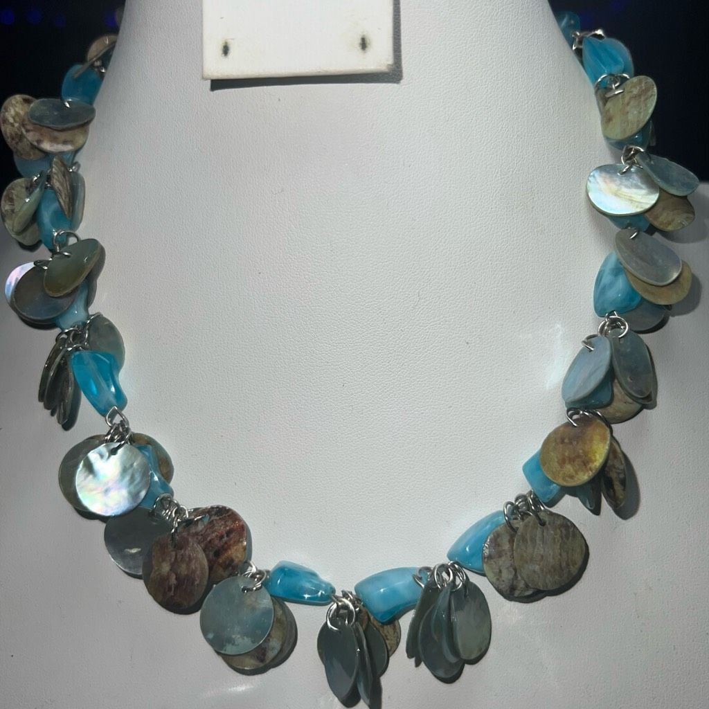Vintage Vintage Mother of Pearl and Blue Resin Acrylic Necklace Size ONE SIZE - 1 Thumbnail