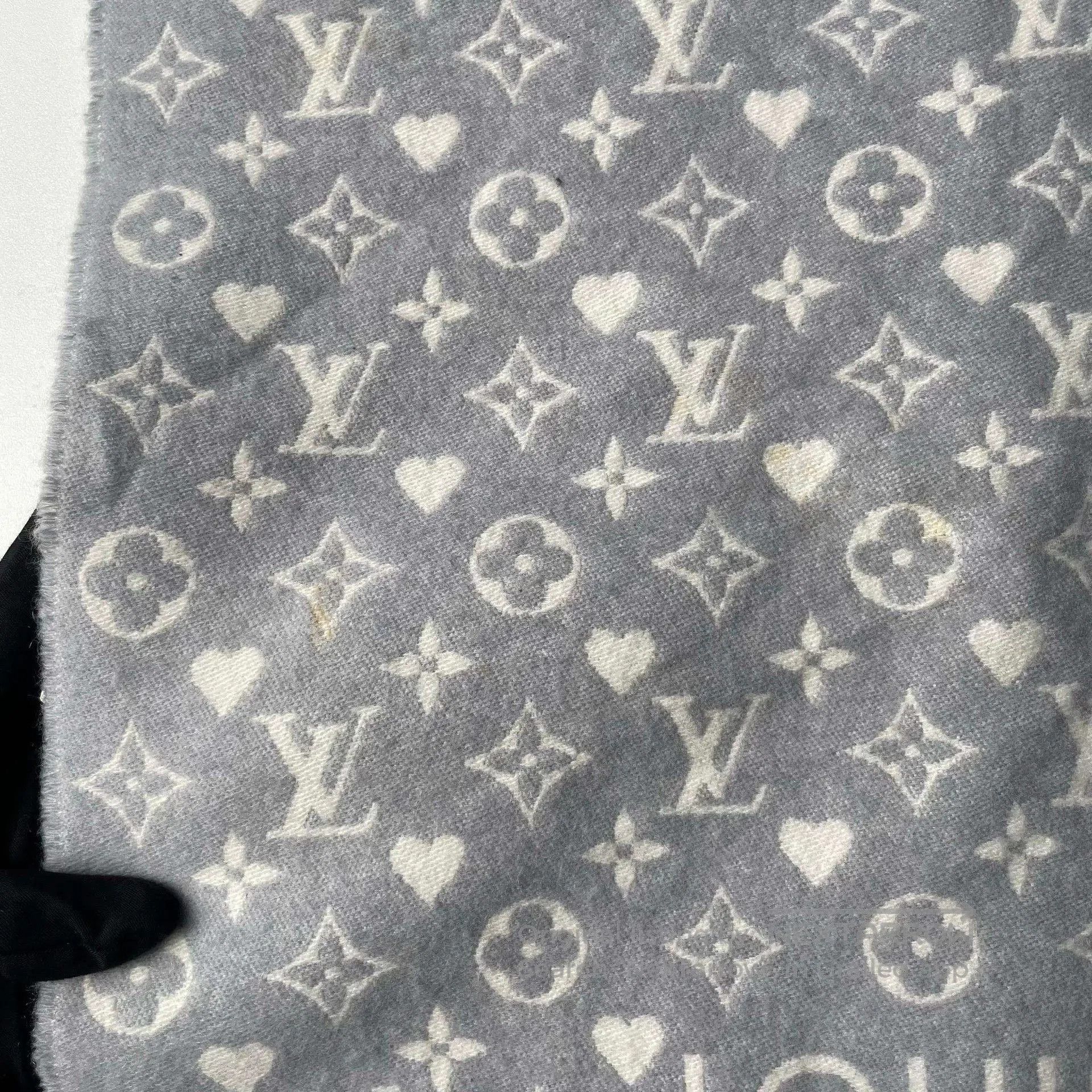 Louis Vuitton Louis Vuitton Gray Heart Monogram Fringed Scarf. Size ONE SIZE - 9 Thumbnail