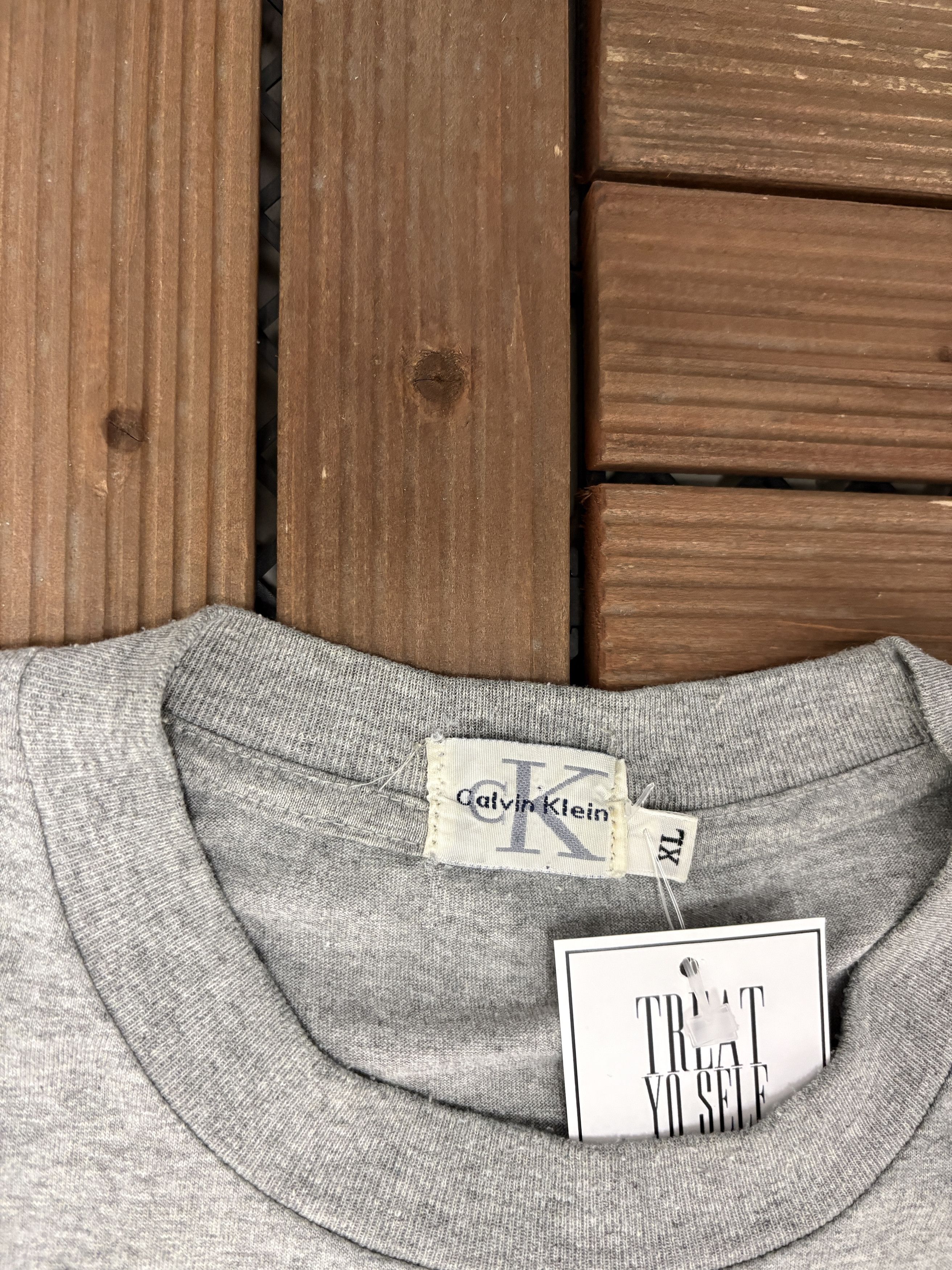 Calvin Klein × Vintage Calvin Klein "Spray Paint" Vintage Grey T-Shirt Tee Size US XL / EU 56 / 4 - 4 Thumbnail
