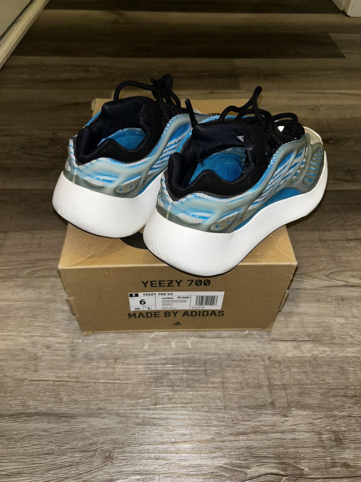 Yeezy Yeezy 700 V3 Size US 6 / EU 39 - 2 Thumbnail