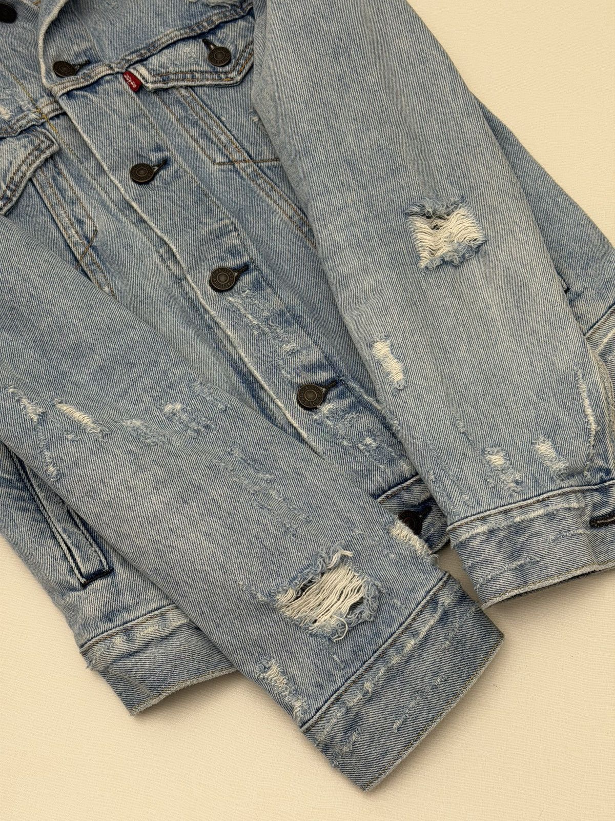Levi's Levi's Trucker Jacket Size Small Light Wash Denim Distressed Size US S / EU 44-46 / 1 - 8 Thumbnail