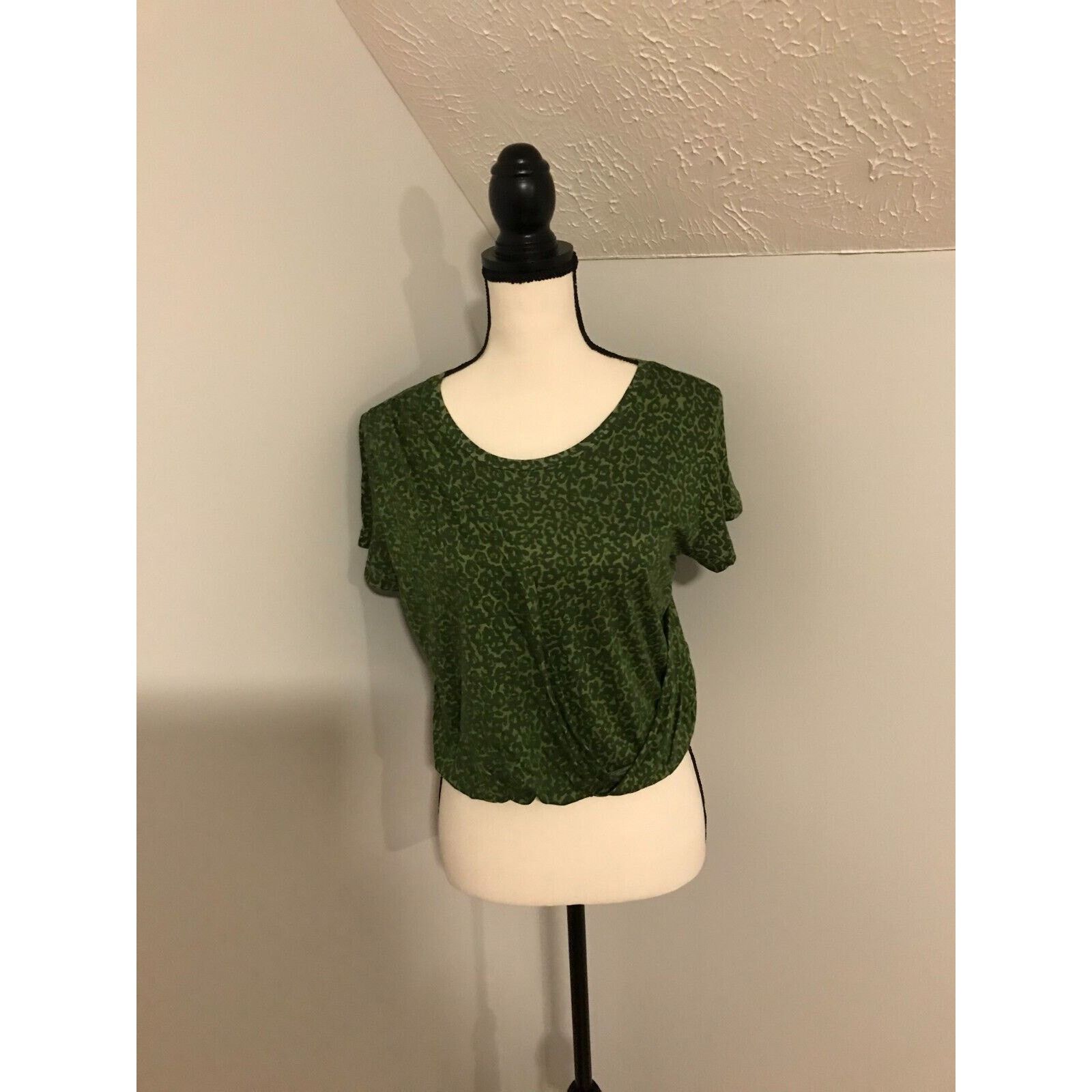 Anthropologie by Anthropologie Green Leopard Print Draped T-Shirt Size M / US 6-8 / IT 42-44 - 1 Thumbnail
