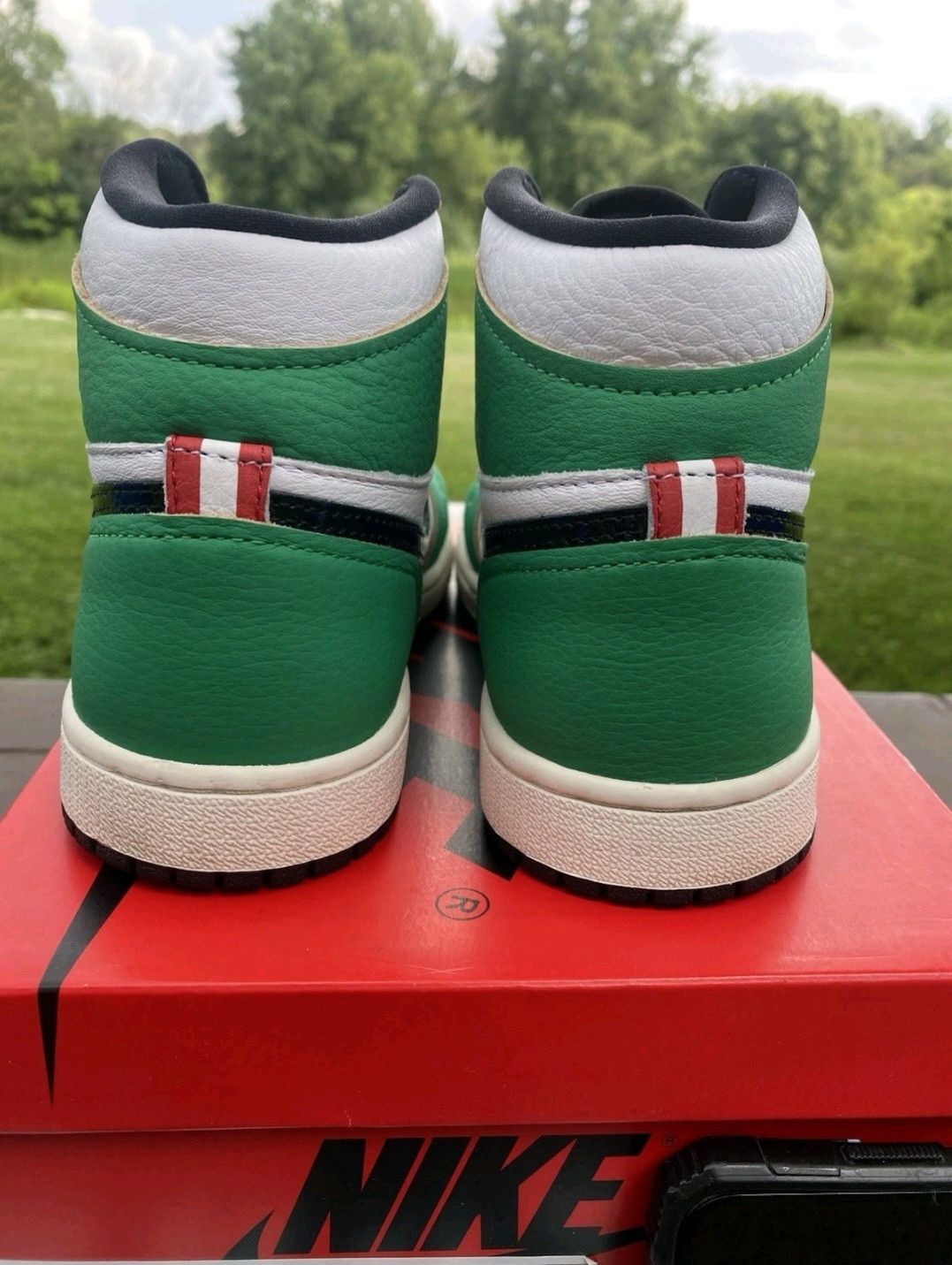 Jordan Brand Wmns Nike Air Jordan Retro 1 High OG Lucky Green Size 6 Size US 6 / IT 36 - 5 Thumbnail