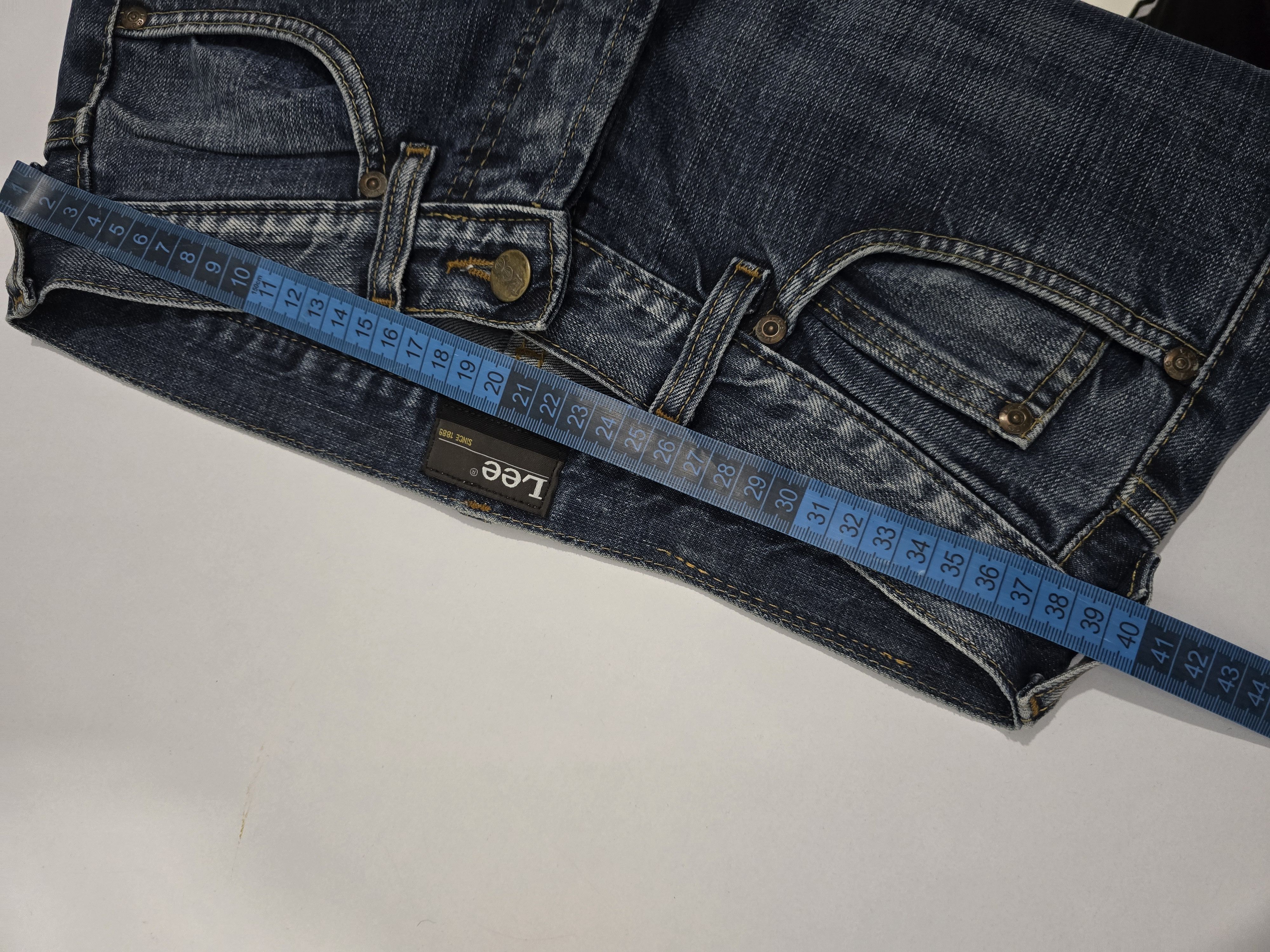 Lee LEE VINTAGE straight-leg in a medium-blue wash. Bootcut Size 30" / US 8 / IT 44 - 12 Thumbnail