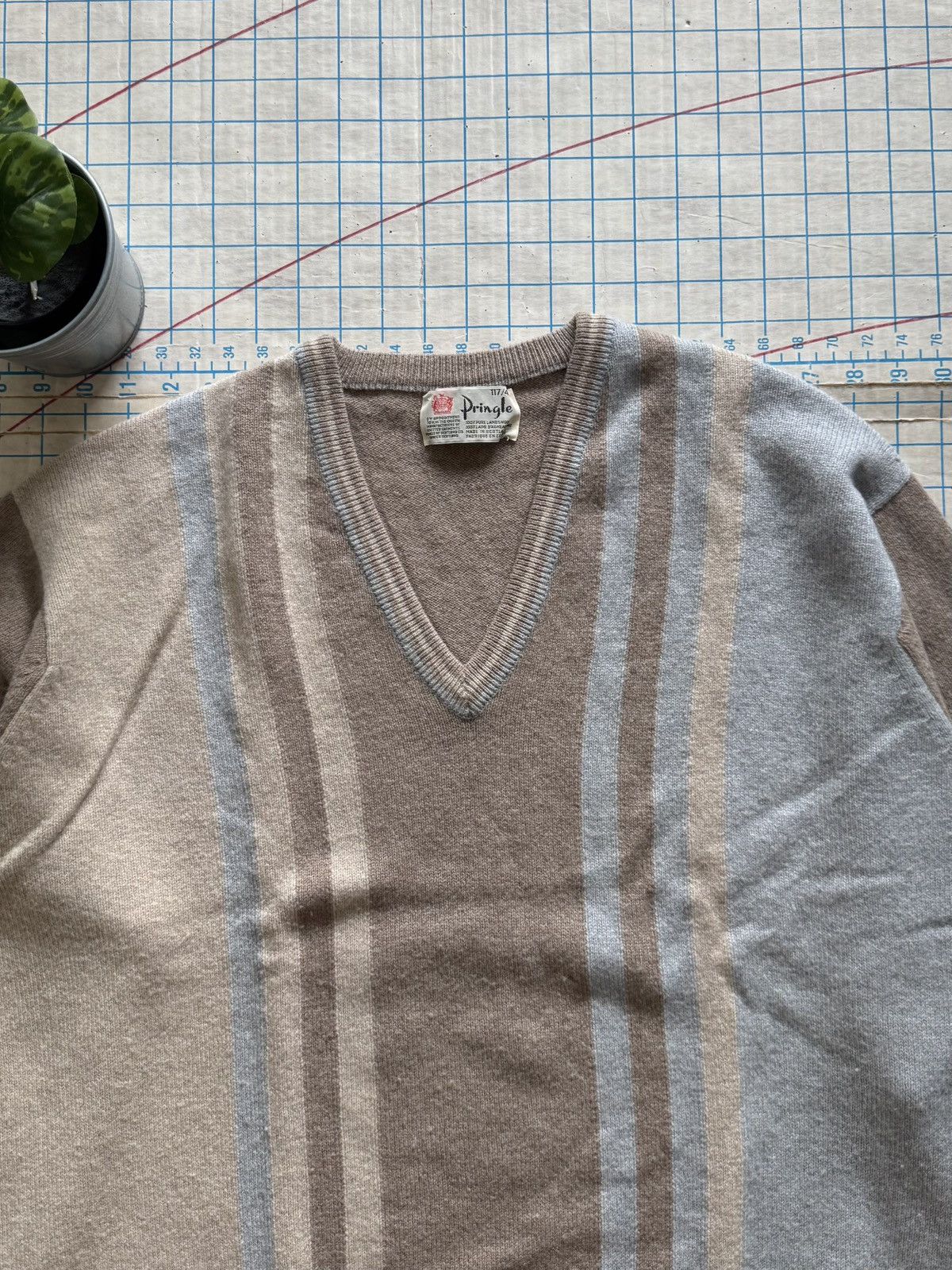 Pringle Of Scotland Vintage Pringle Of Scotland Wool V-Neck Knit Sweater Size 46 Size US L / EU 52-54 / 3 - 4 Thumbnail