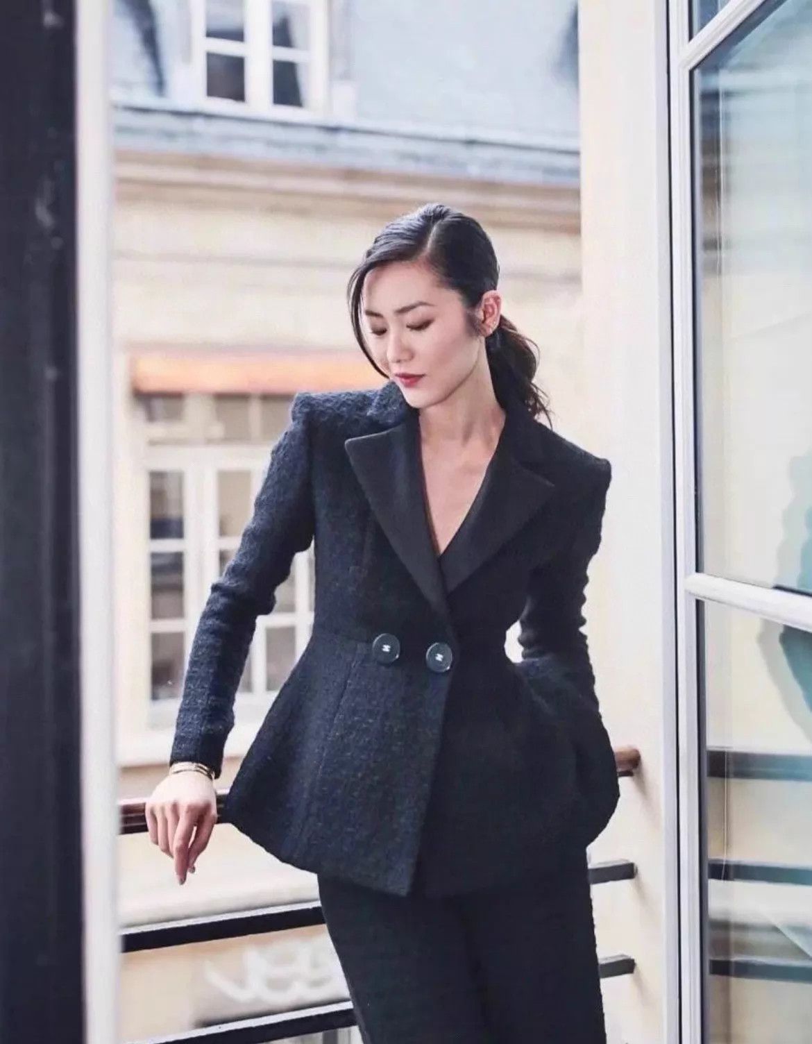 Chanel Chanel black waist-cinching V-neck blazer women's Size S / US 4 / IT 40 - 7 Thumbnail