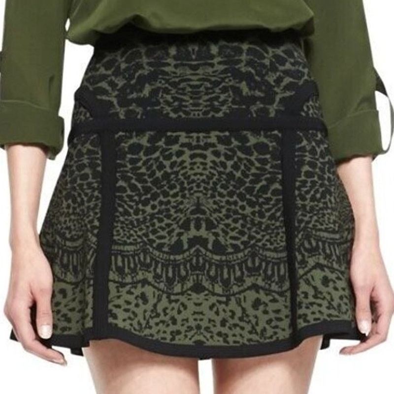 Diane von Furstenberg DVF Diane Von Furstenberg Animal Print Mini Skirt Preppy XS Size 26" / US 2 / IT 38 - 1 Thumbnail