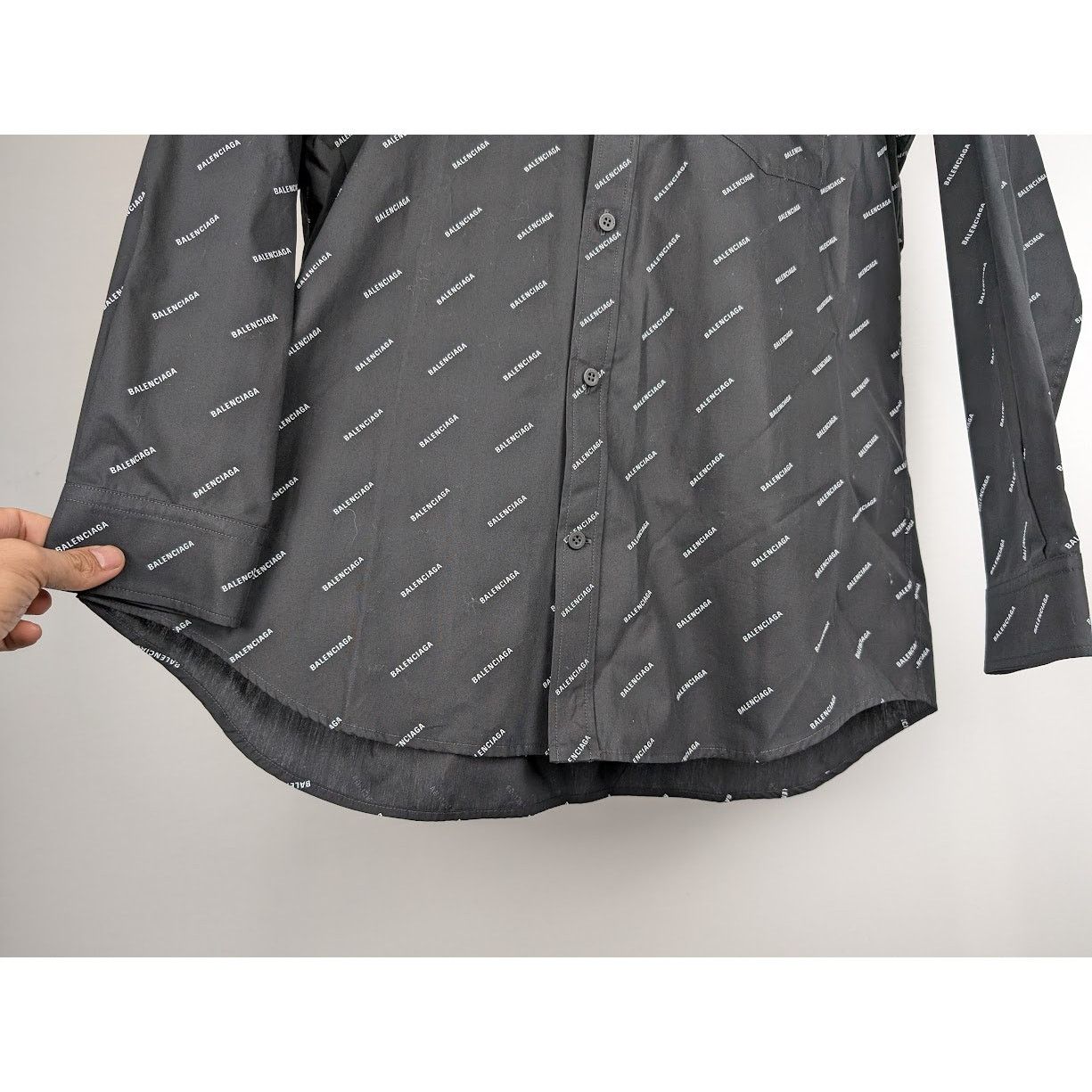 Balenciaga o1rshd1 All Over Logo Print Shirt in Black Size US S / EU 44-46 / 1 - 10 Thumbnail