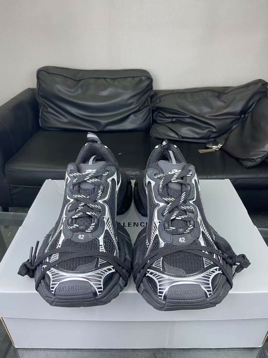 Balenciaga Balenciaga Silver Lowtop Sneakers 9 Men Size US 9 / EU 42 - 1 Thumbnail