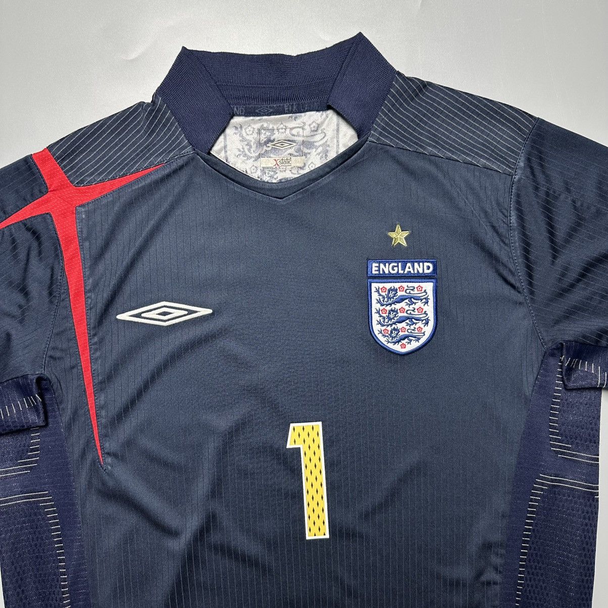 Umbro ENGLAND UMBRO 2006 WORLD CUP FOOTBALL GK JERSEY #1 JAMES Size US M / EU 48-50 / 2 - 4 Thumbnail