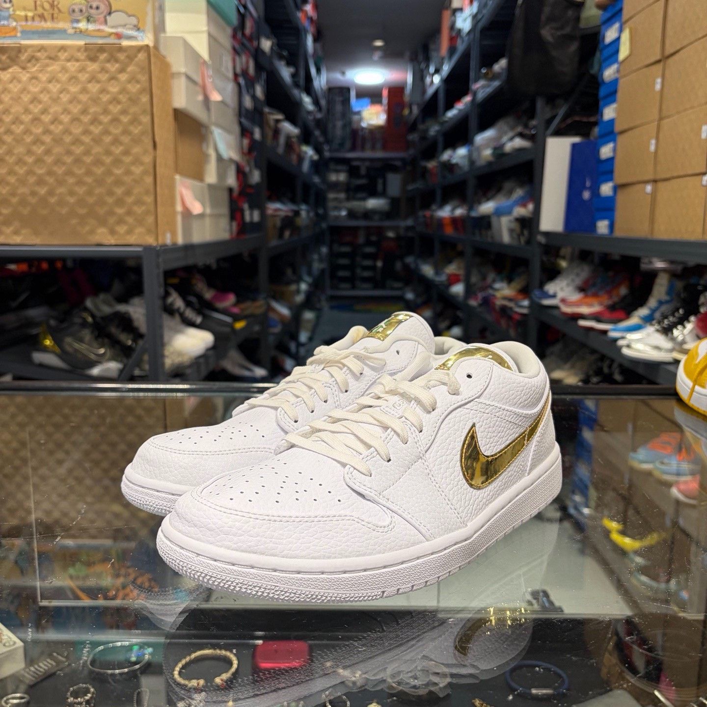 Nike Nike White Lowtop Sneakers 9.5 Men Size US 9.5 / EU 42-43 - 1 Thumbnail