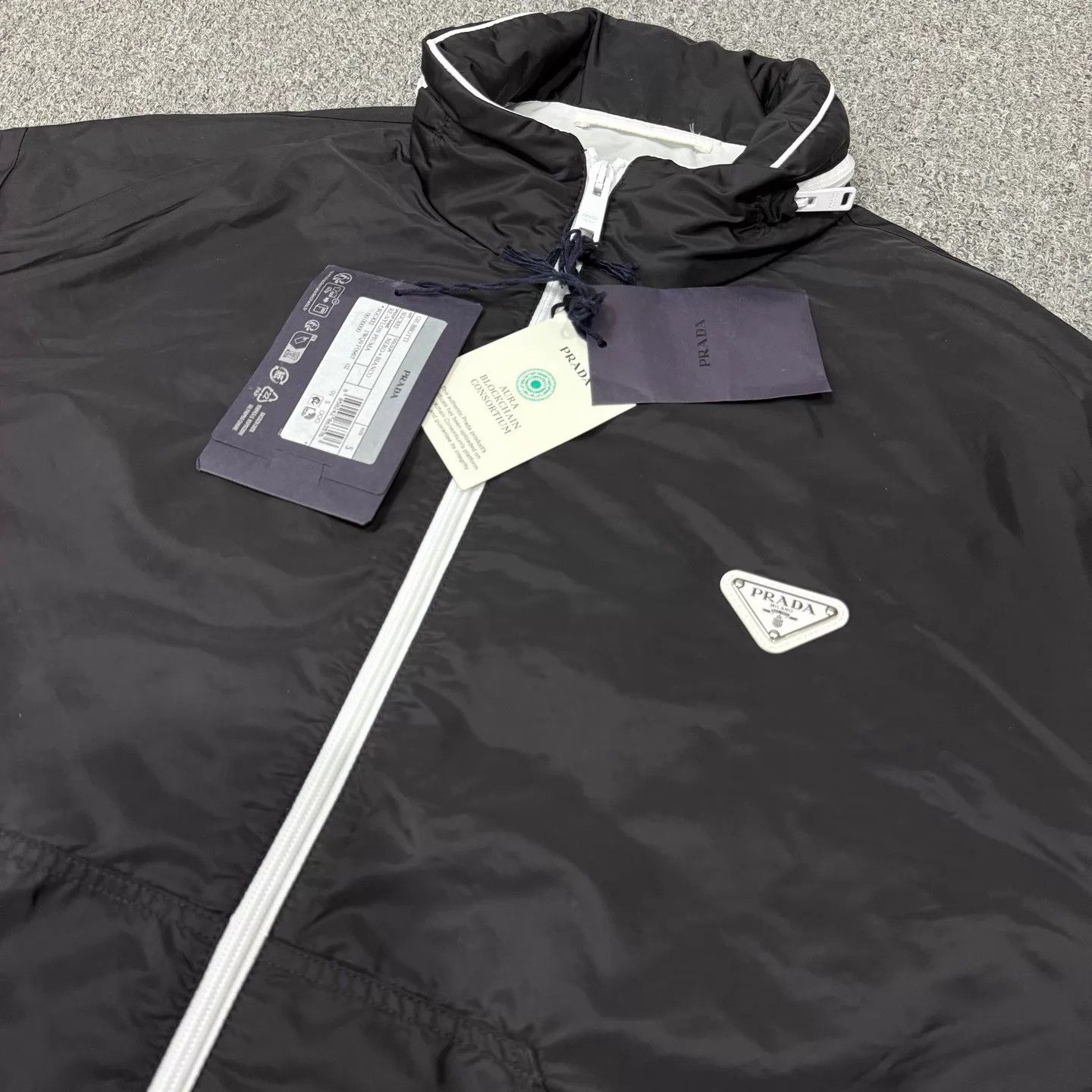 Prada Prada SS25 black triangle logo hooded jacket NWT S/M/XL Size S / US 4 / IT 40 - 3 Thumbnail