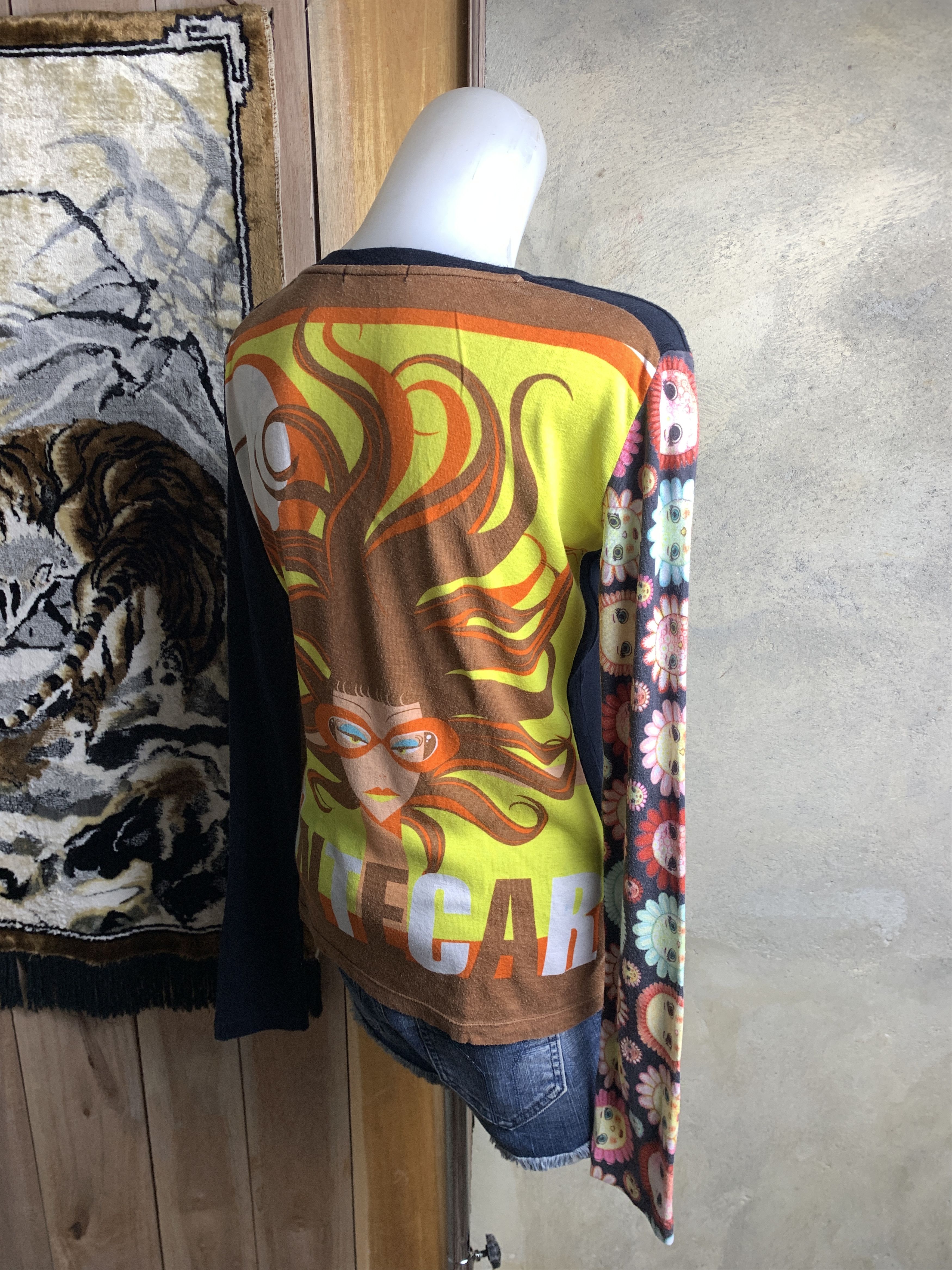 Japanese Brand 2000s Multi Art Gorl Graphic V-neck Longsleeve Tee (M) Size M / US 6-8 / IT 42-44 - 2 Thumbnail