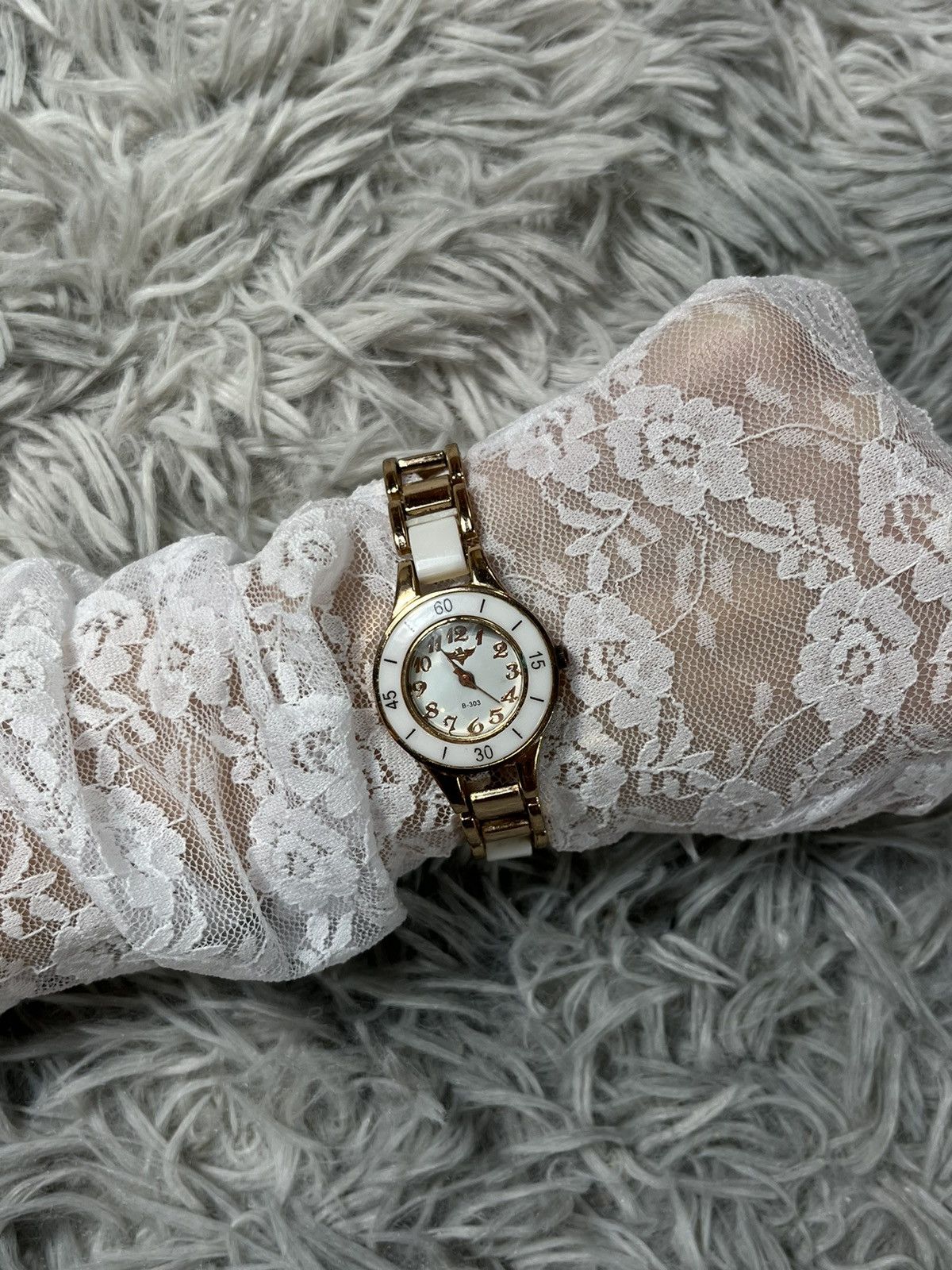 Jewelry Gold & White Ladies’ Bracelet Watch – Japanese Brand Size ONE SIZE - 4 Thumbnail