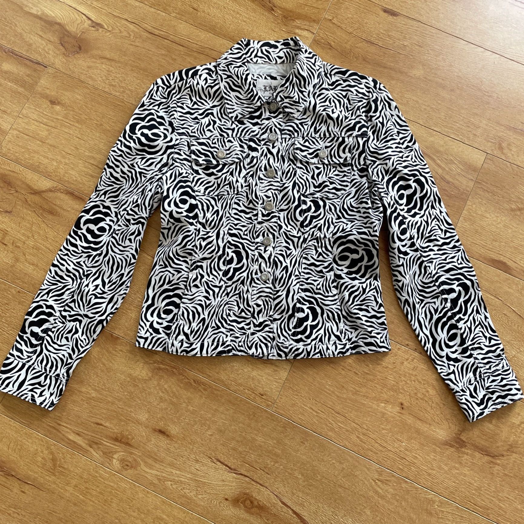 Vintage VINTAGE Live A Little Zebra Print Blazer Jacket S Women Cotton Short Button Black White Y2K Floral Pattern Size S / US 4 / IT 40 - 2 Thumbnail
