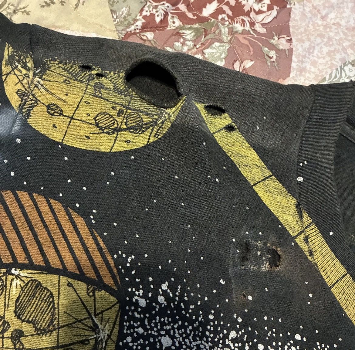 Fruit Of The Loom Vintage 90s RARE Thrashed Astrology Sun Moon AOP Tshirt Size US XL / EU 56 / 4 - 5 Thumbnail