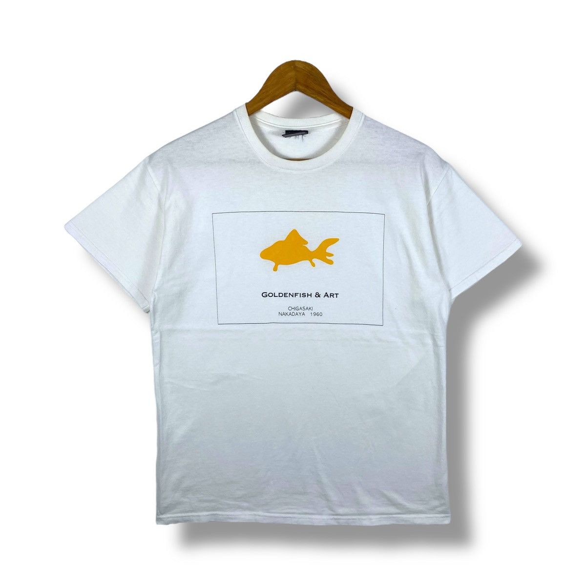 Japanese Brand GOLDENFISH & ART Chigasaki Nakadaya 1960 Graphic Tee Shirt Size US L / EU 52-54 / 3 - 1 Thumbnail