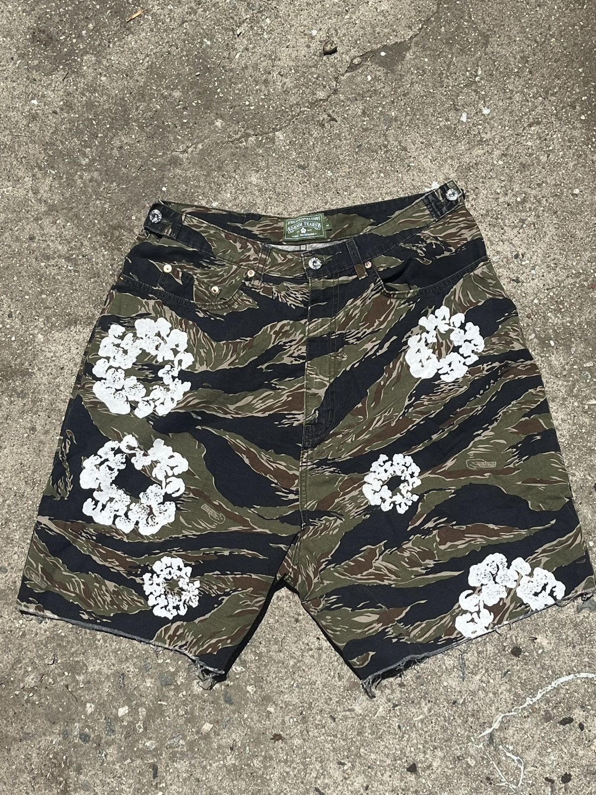 Cotton Wreath Tiger Camo Shorts