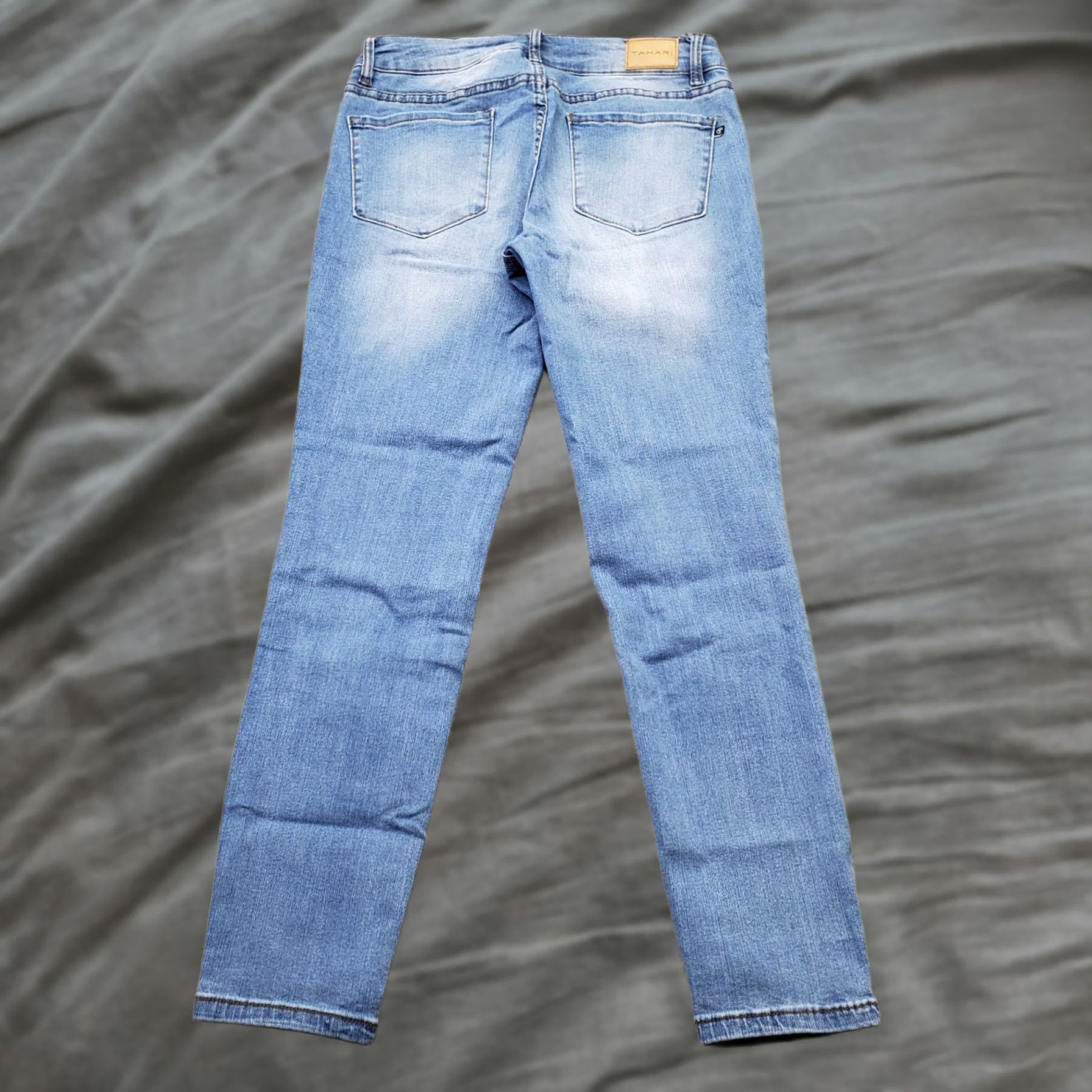 Vintage Tahari Womens Jeans Tahari Kelly Jeans Womens 4 Blue Denim Faded Streetwear Classic Skinny Leg 4 Womens Size 4 Blue Denim Jeans Mens Womens Boys Girls Size 27" / US 4 / IT 40 - 1 Thumbnail