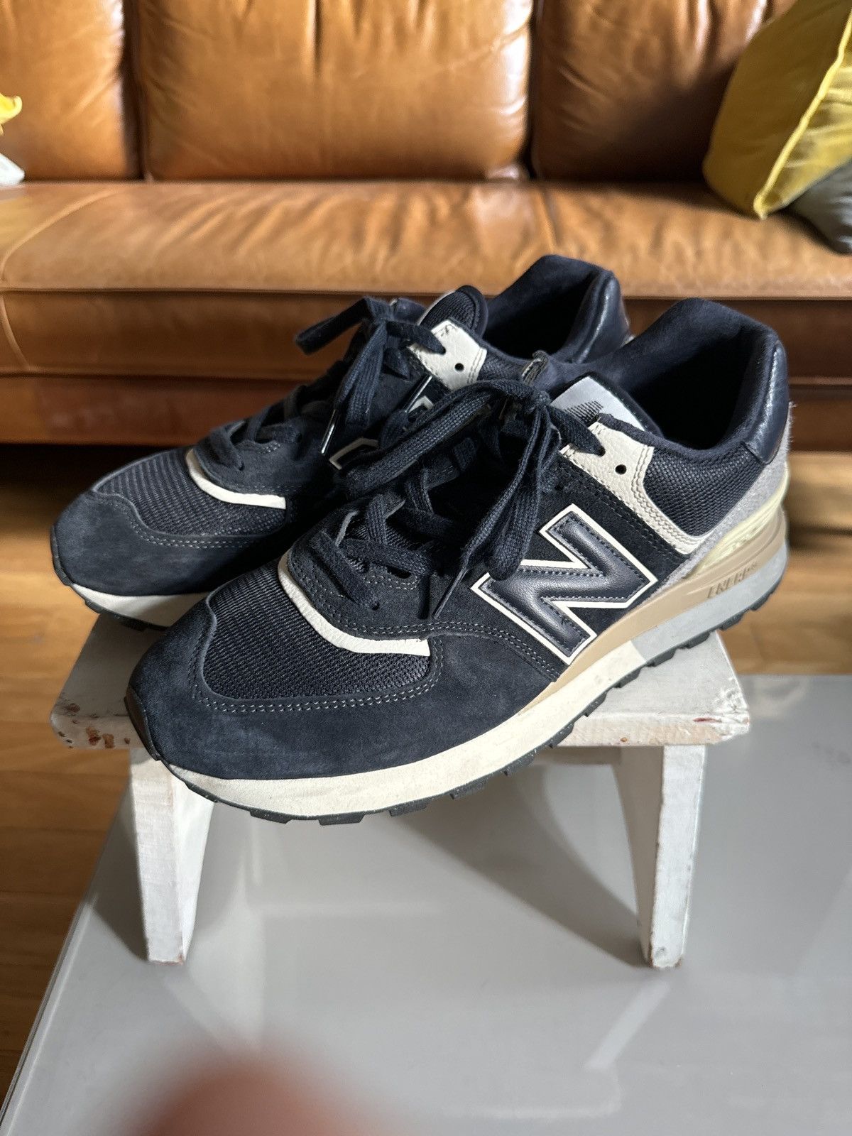 New Balance Like new 574 Navy/White New Balance 10.5 Size US 10.5 / EU 43-44 - 2 Thumbnail