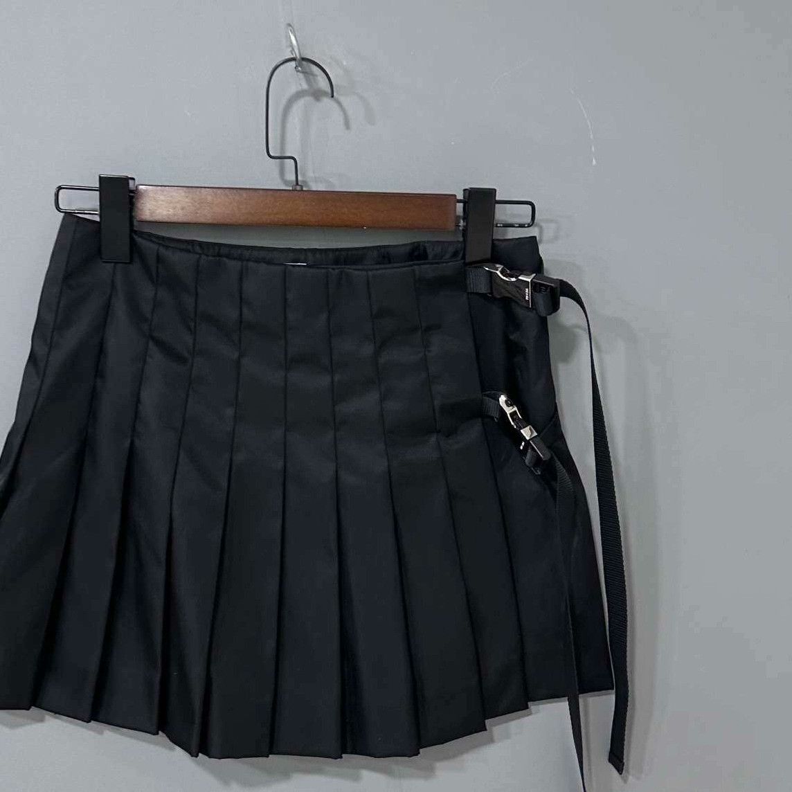 Prada Prada Retro Skirt M Women Size 28" / US 6 / IT 42 - 1 Thumbnail