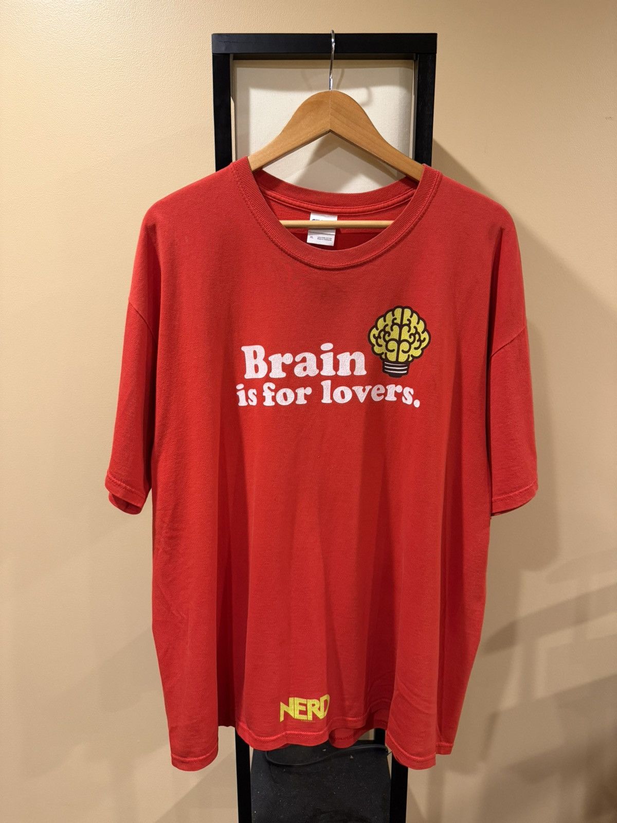 Vintage Vintage NERD “Brain is For Lovers” Red Distressed T-Shirt Size US XL / EU 56 / 4 - 1 Thumbnail