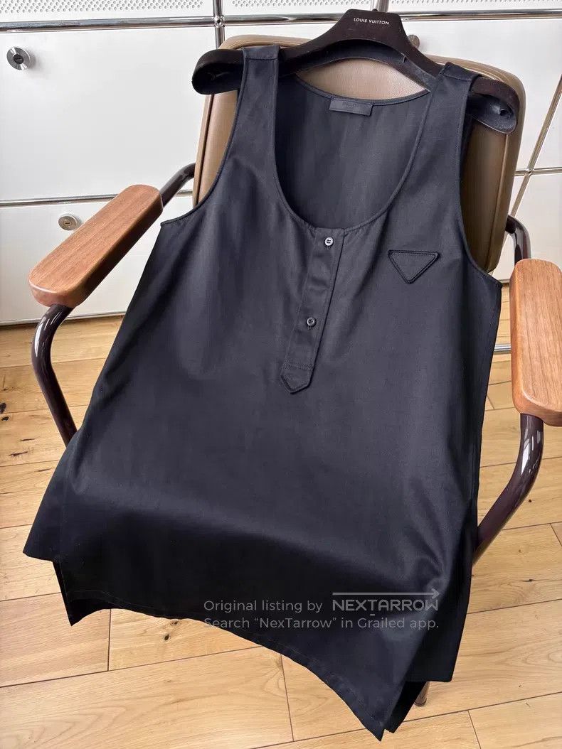 Prada Prada Black round-neck triangle logo sleeveless top vest Size US XS / EU 42 / 0 - 4 Thumbnail