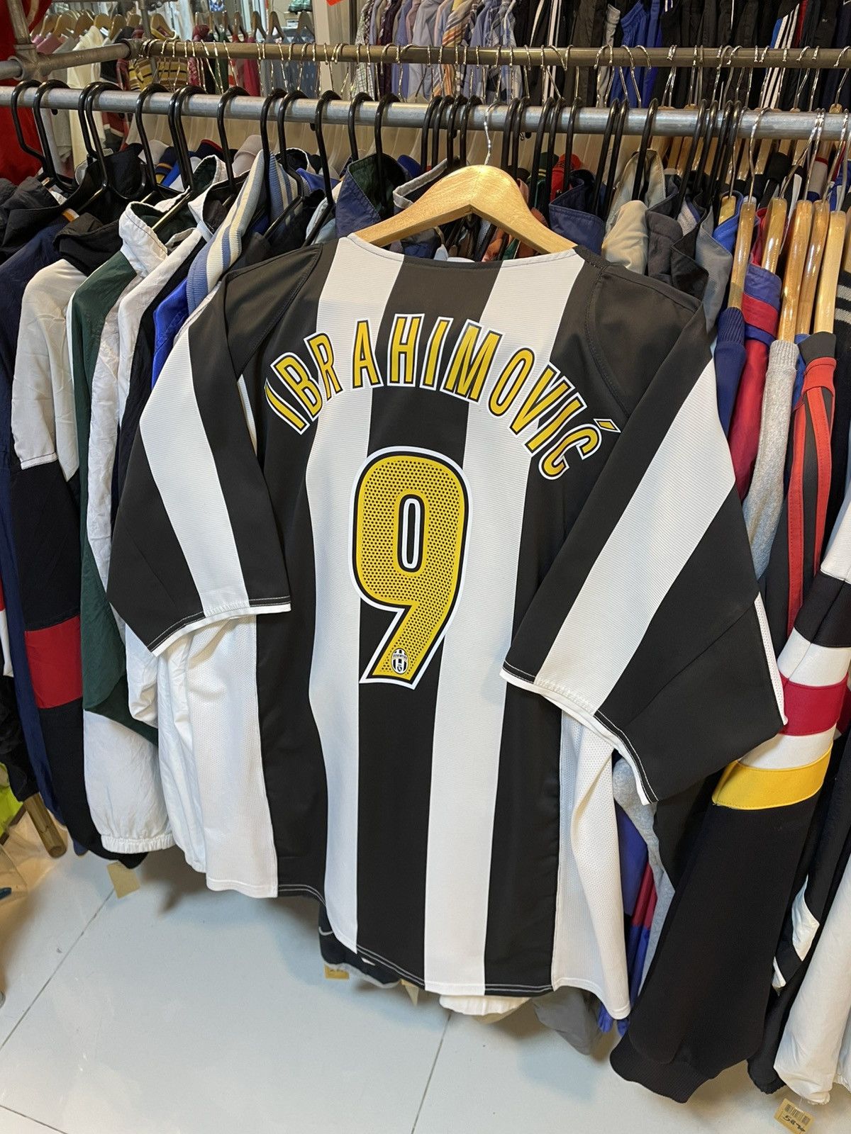 Nike Vintage 2005 Juventus Home Kit IBRAHIMOVIC 9 Size US L / EU 52-54 / 3 - 1 Thumbnail