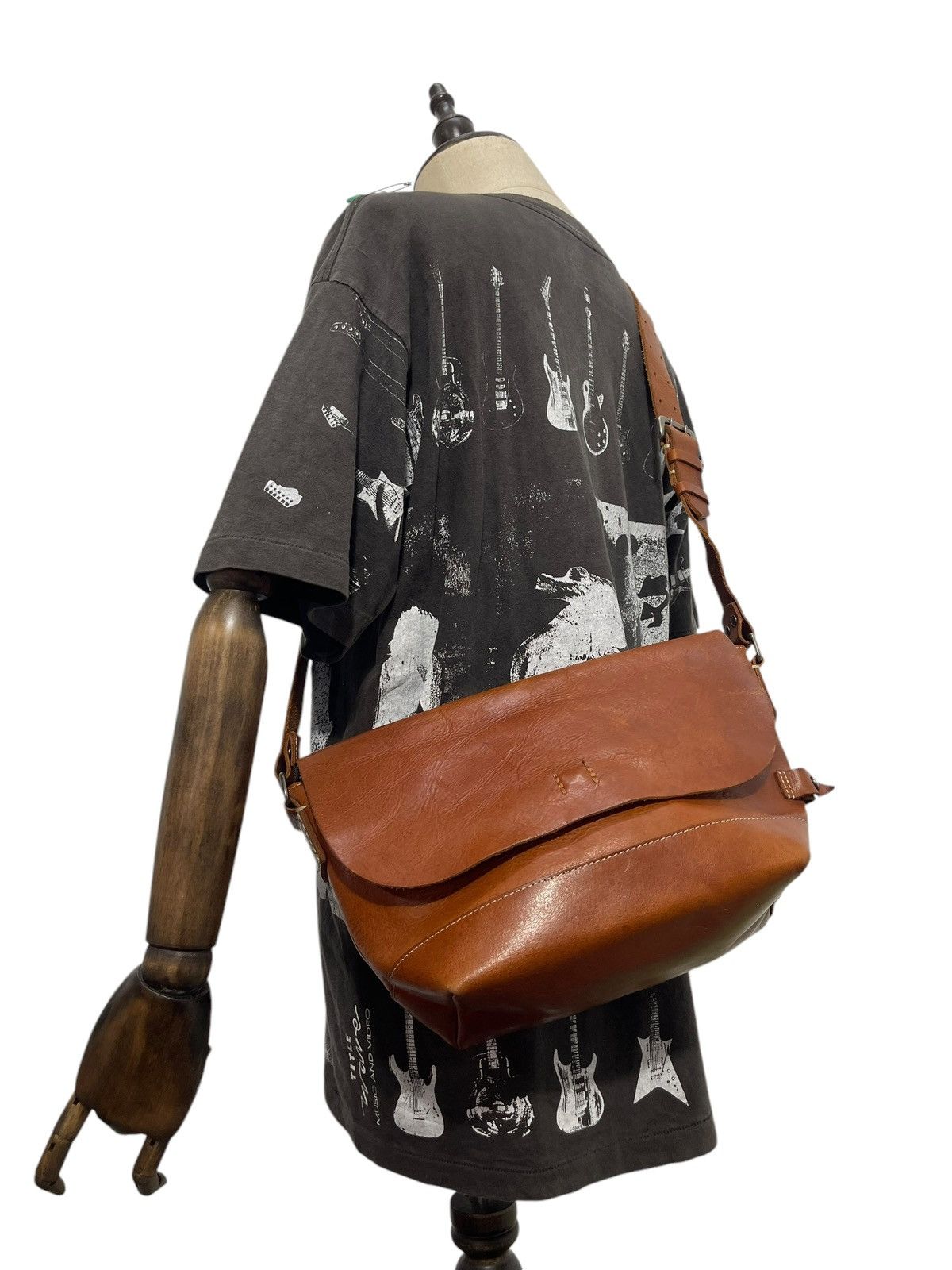 Japanese Brand Full Leather Patina Beach Sound Cross Body Bag 4🟩 Size ONE SIZE - 1 Thumbnail
