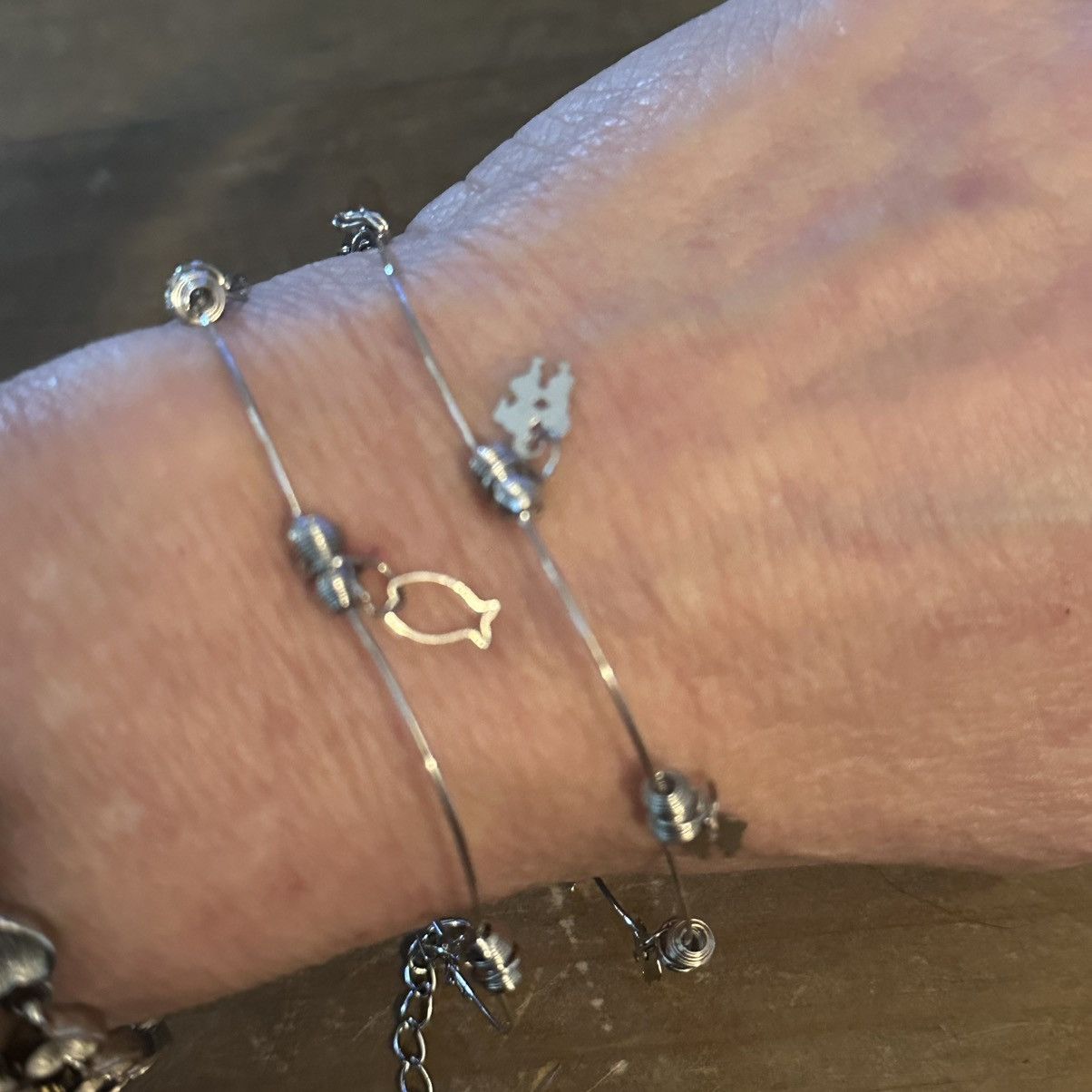 Other Silver tone wavy bangle charm bracelets Size ONE SIZE - 5 Thumbnail