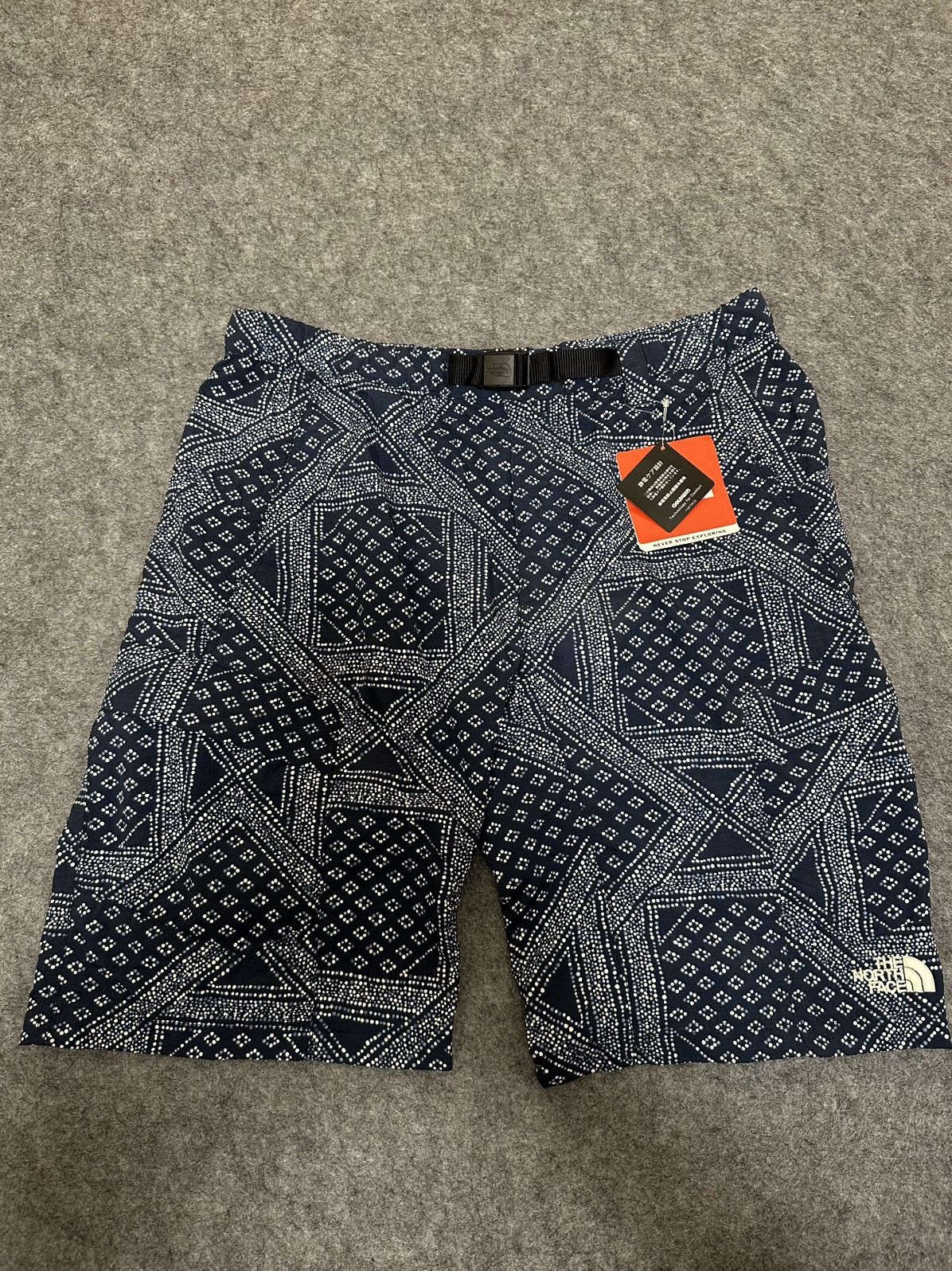 The North Face The North Face men's navy shorts a geometric bandana-style Size US 34 / EU 50 - 1 Thumbnail